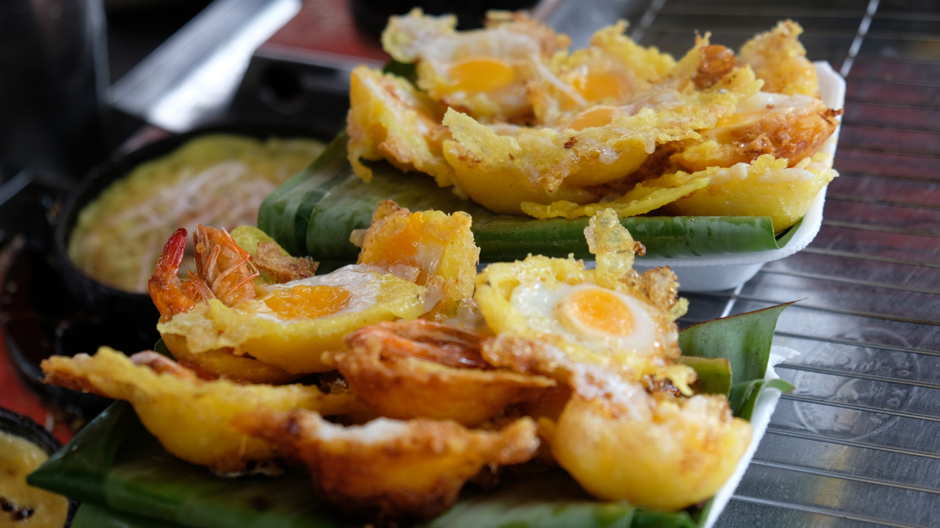 Bánh khọt lòng đào vỏ giòn tan cốt dừa béo ngậy nức tiếng chợ Phạm Văn Hai- Ảnh 3. Bánh khọt lòng đào vỏ giòn tan cốt dừa béo ngậy nức tiếng chợ Phạm Văn Hai- Ảnh 3.