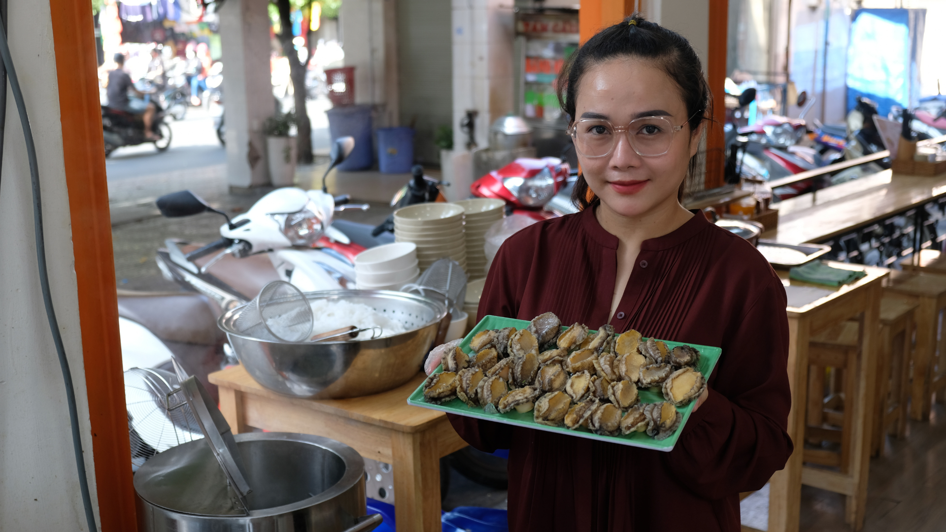 Lạ mà quen: bánh canh cua ăn kèm bào ngư nguyên con cực hiếm tại Sài Gòn- Ảnh 2.