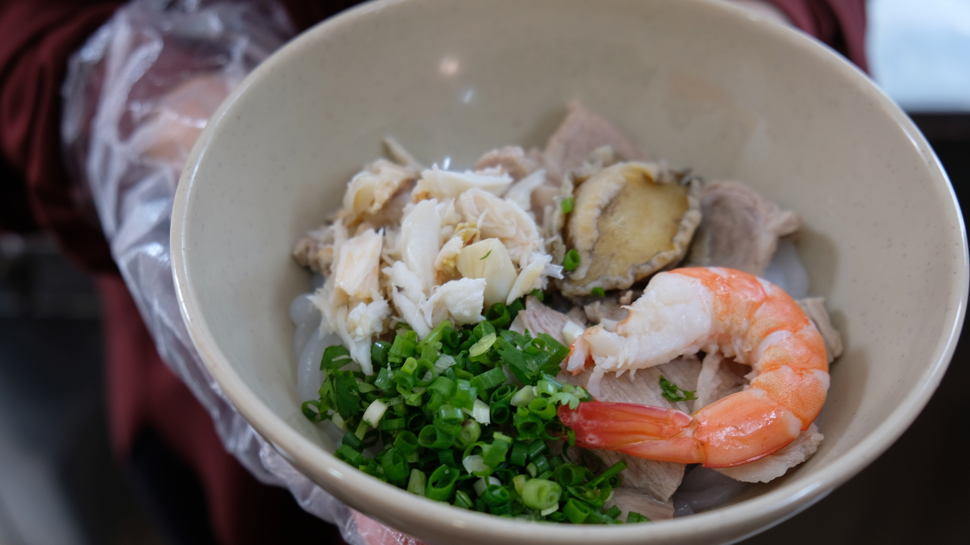 Lạ mà quen: bánh canh cua ăn kèm bào ngư nguyên con cực hiếm tại Sài Gòn- Ảnh 1.