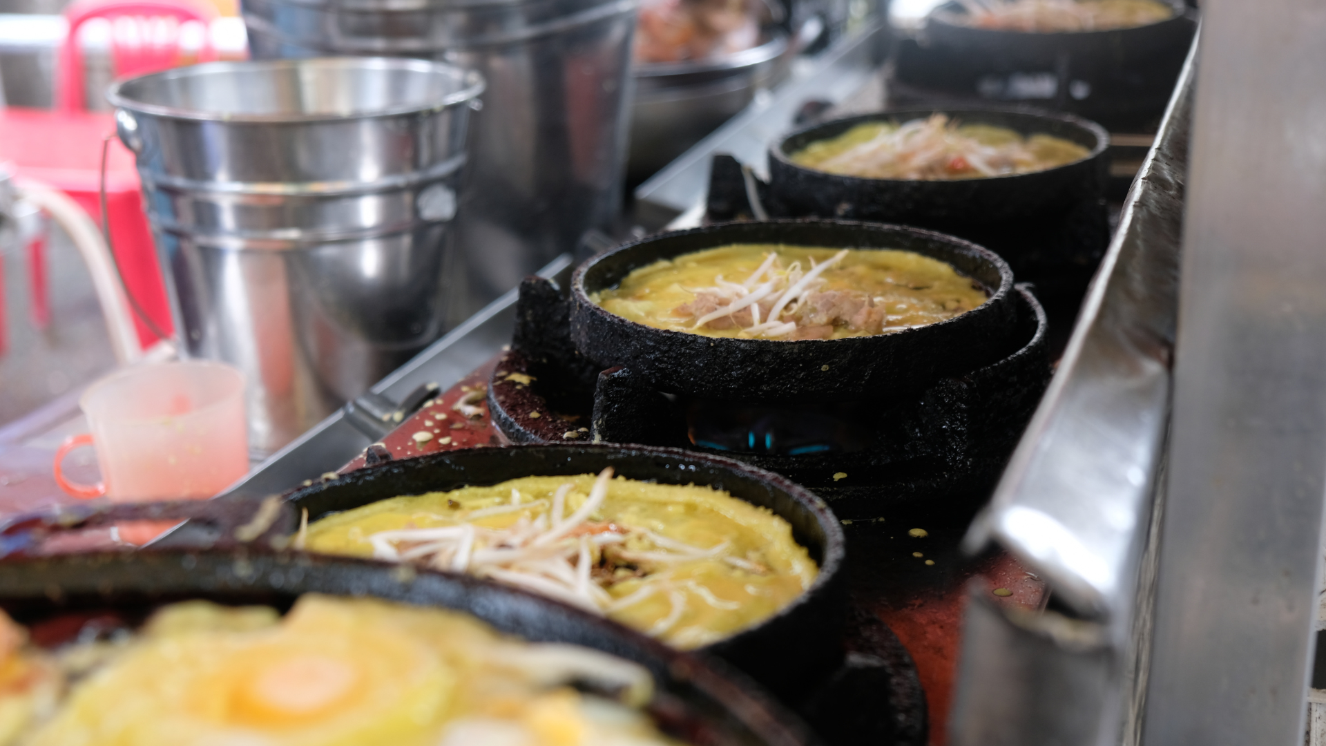 Bánh khọt lòng đào vỏ giòn tan cốt dừa béo ngậy nức tiếng chợ Phạm Văn Hai- Ảnh 4. Bánh khọt lòng đào vỏ giòn tan cốt dừa béo ngậy nức tiếng chợ Phạm Văn Hai- Ảnh 4.