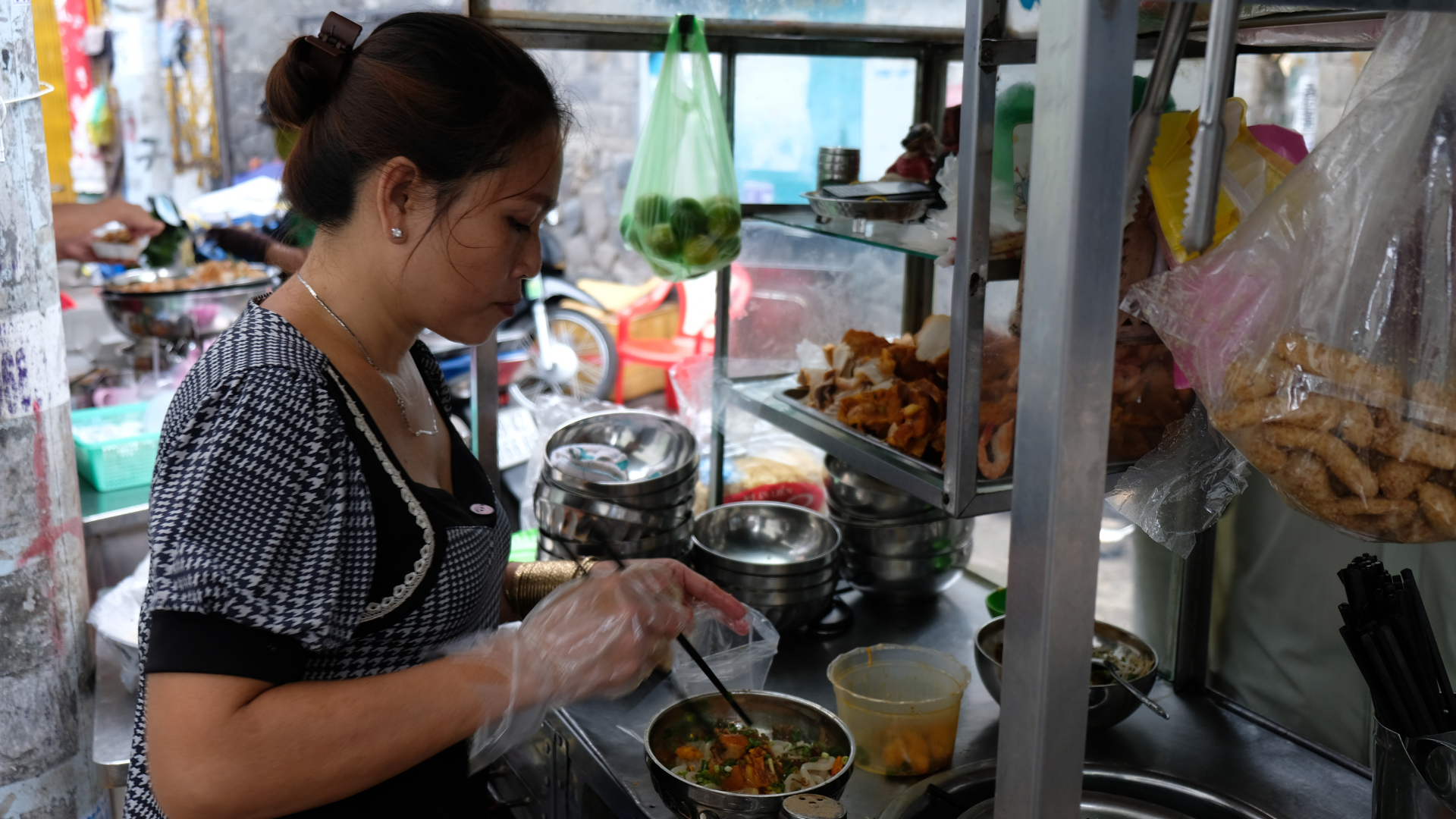 30 năm bánh canh riêu cua đồng bình dân bán sạch trong 2 tiếng- Ảnh 2.