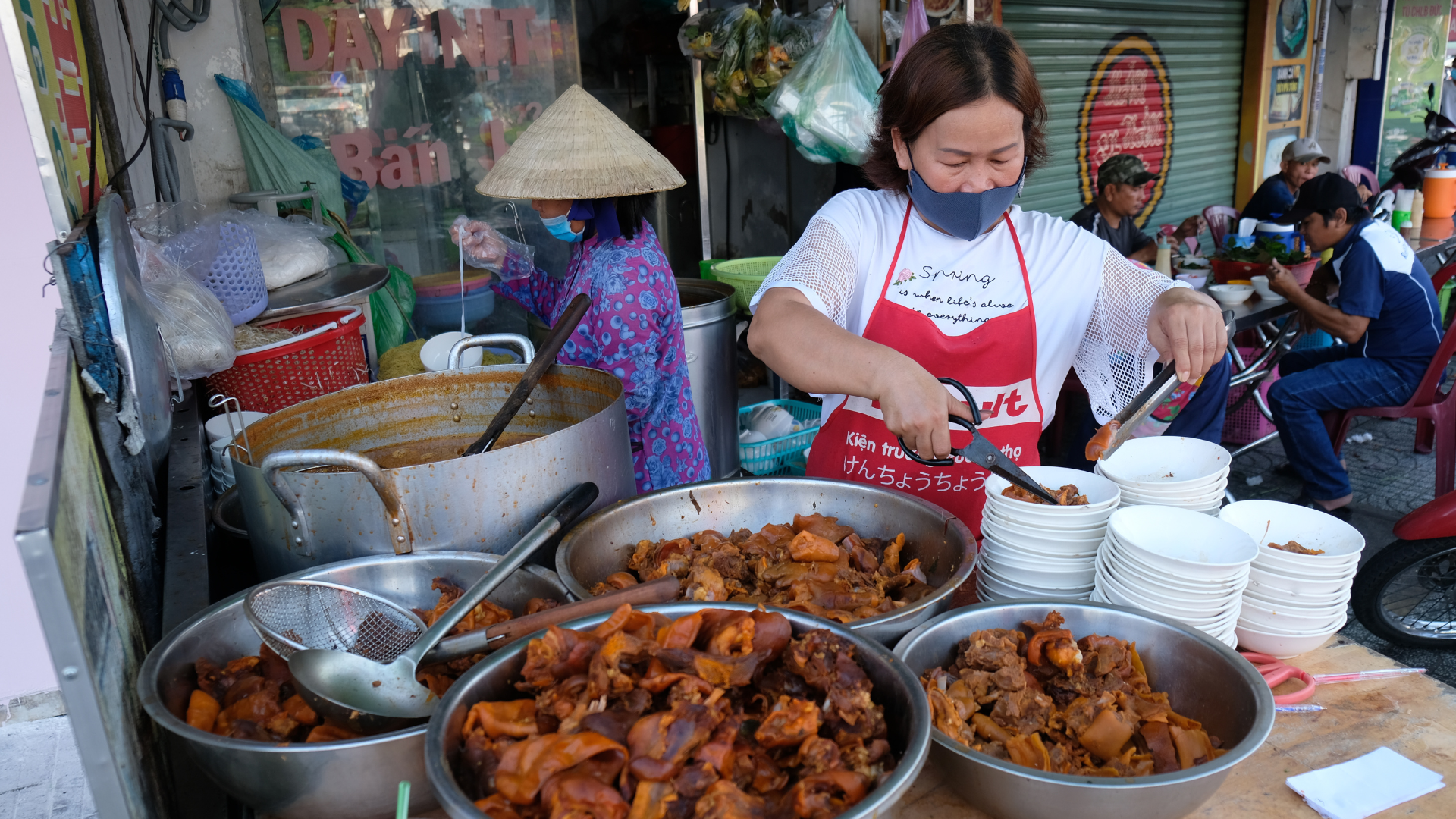 Hủ tiếu dê gốc Hoa nức tiếng khu Chợ Lớn: thịt mềm rụm, nước lèo đặc sệt- Ảnh 2.