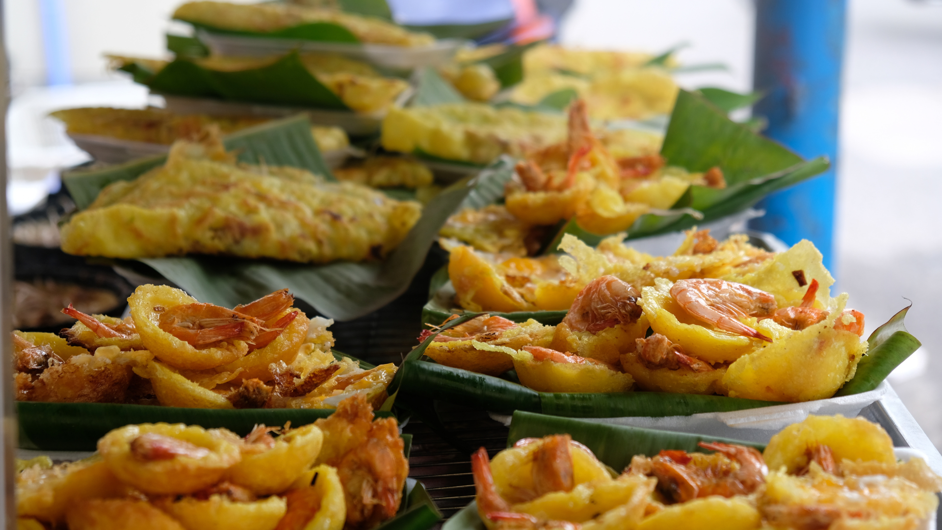 Bánh khọt lòng đào vỏ giòn tan cốt dừa béo ngậy nức tiếng chợ Phạm Văn Hai- Ảnh 6. Bánh khọt lòng đào vỏ giòn tan cốt dừa béo ngậy nức tiếng chợ Phạm Văn Hai- Ảnh 6.