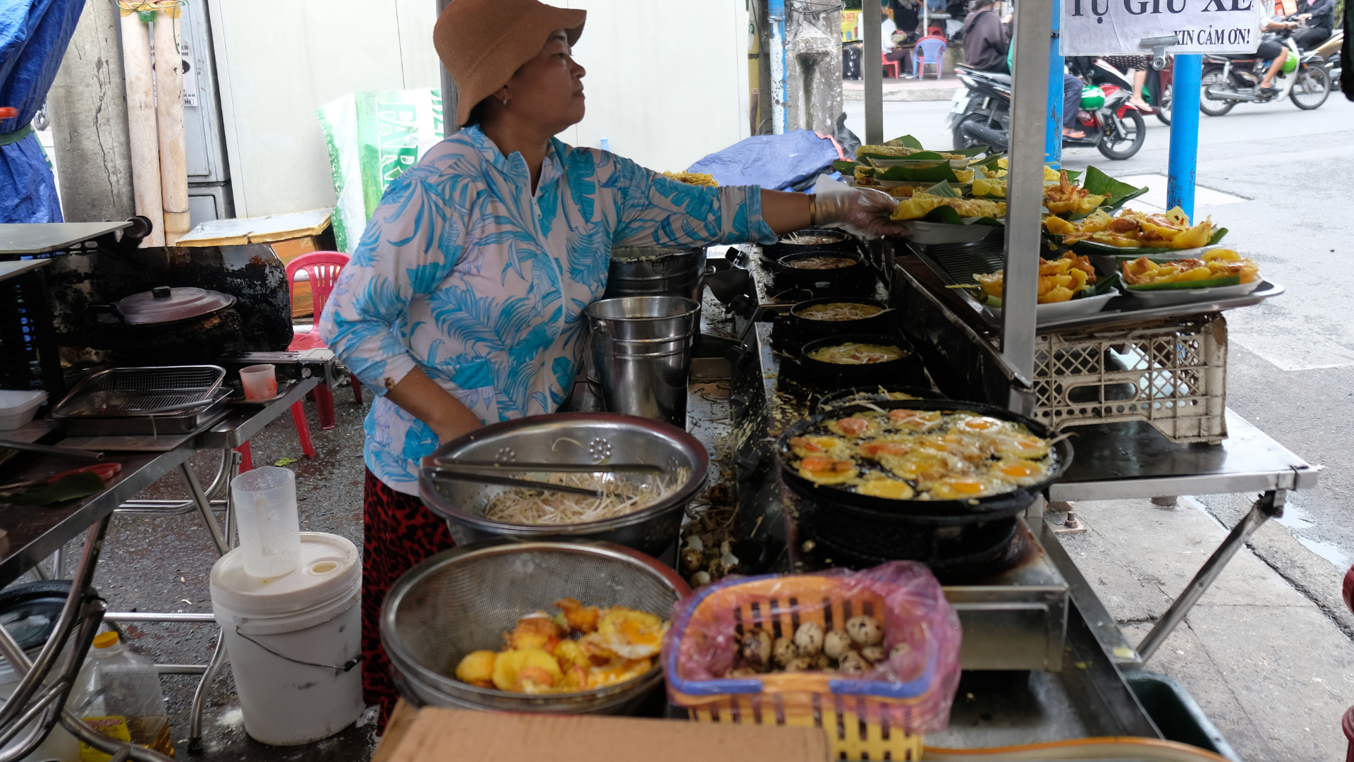 Bánh khọt lòng đào vỏ giòn tan cốt dừa béo ngậy nức tiếng chợ Phạm Văn Hai- Ảnh 5.