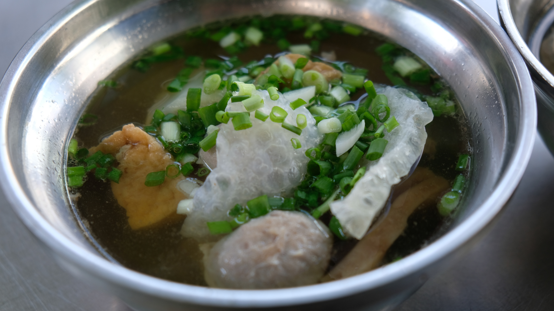 Lạ miệng hủ tiếu bò viên gốc Hoa ăn kèm mực ngâm tro tàu giòn sần sật- Ảnh 4. Lạ miệng hủ tiếu bò viên gốc Hoa ăn kèm mực ngâm tro tàu giòn sần sật- Ảnh 4.
