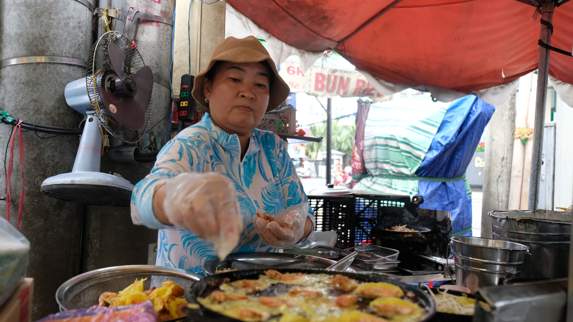 Bánh khọt lòng đào vỏ giòn tan cốt dừa béo ngậy nức tiếng chợ Phạm Văn Hai- Ảnh 1.