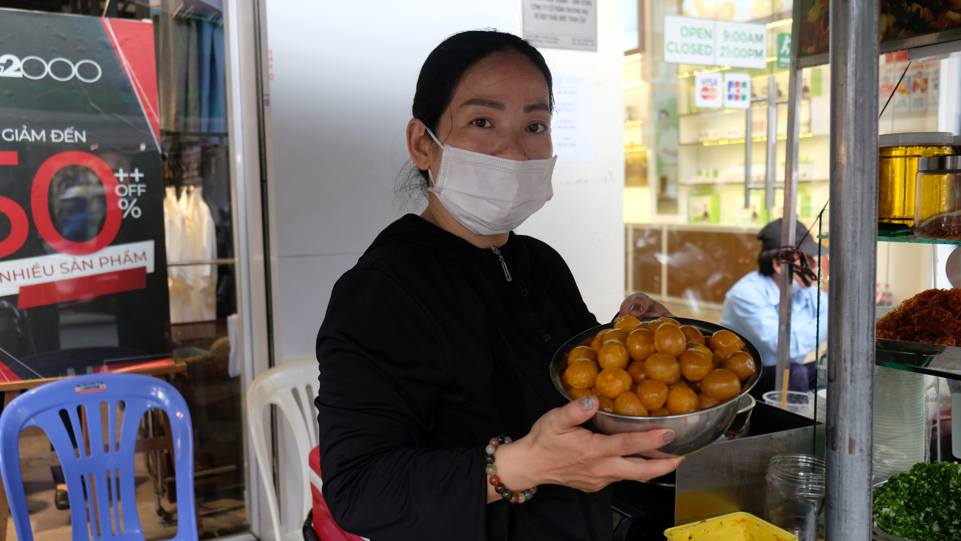 “Siêu phẩm” bắp nếp xào trứng muối tôm khô bóc vỏ khiến thực khách mê mẩn- Ảnh 3.