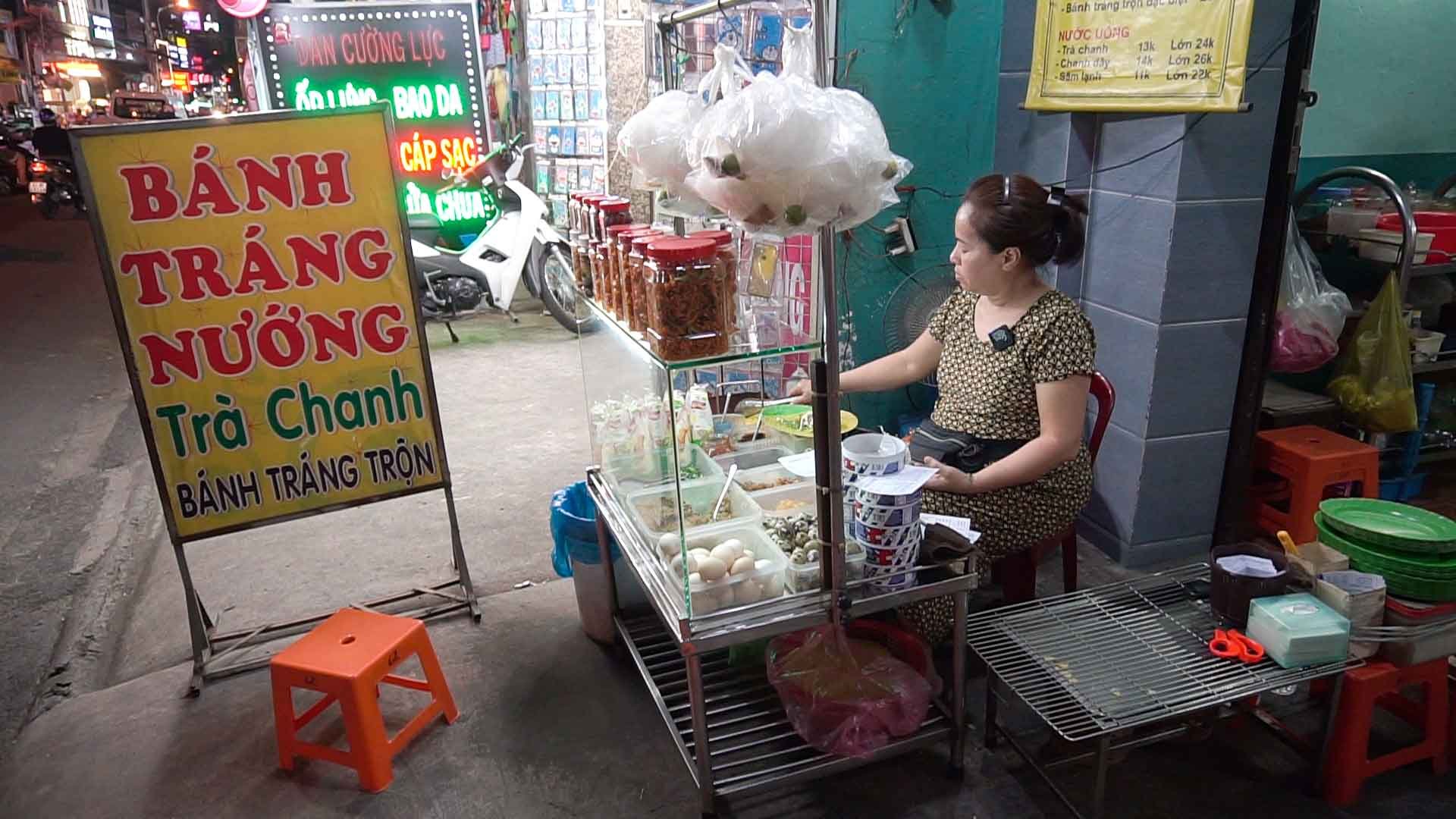 12 năm bán bánh tráng nghệ nướng: mua được nhà, nuôi hai con học xong đại học- Ảnh 1.