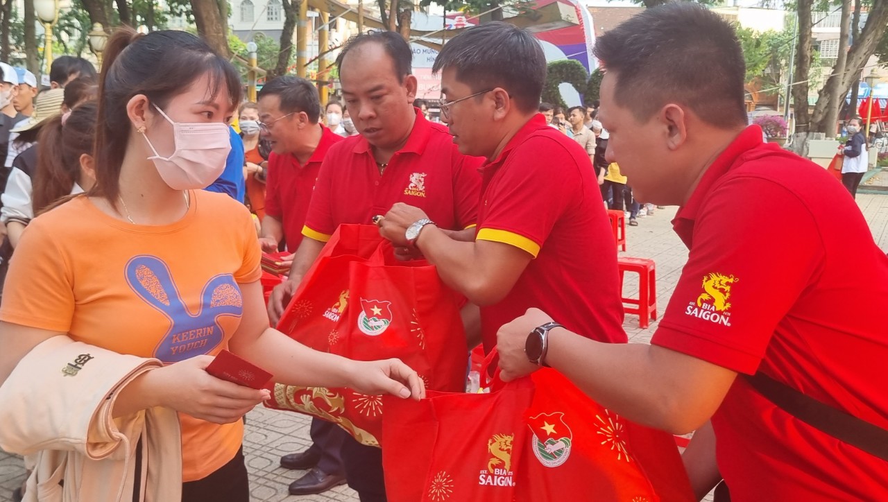 Trao hàng trăm phần quà tết cho công nhân- Ảnh 1.