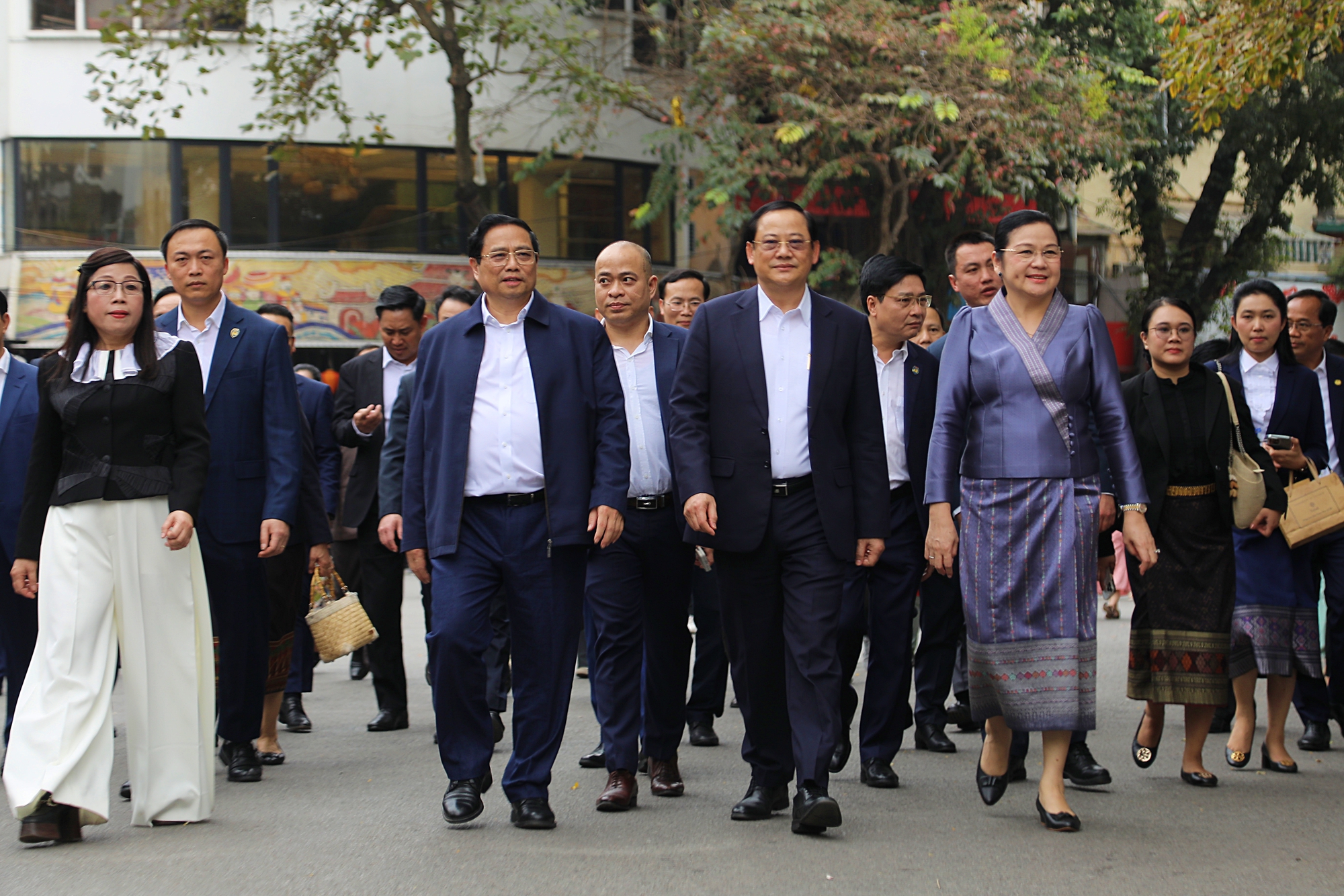 Thủ tướng Phạm Minh Chính và Thủ tướng Lào đi dạo, uống cà phê bên hồ Hoàn Kiếm- Ảnh 1.