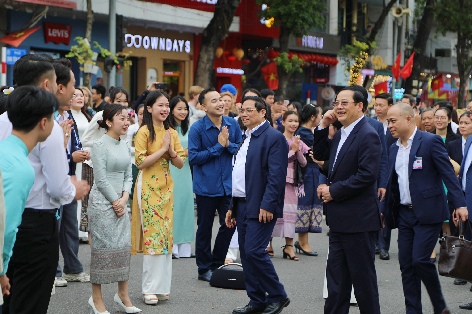 Thủ tướng Phạm Minh Chính và Thủ tướng Lào đi dạo, uống cà phê bên hồ Hoàn Kiếm- Ảnh 6.