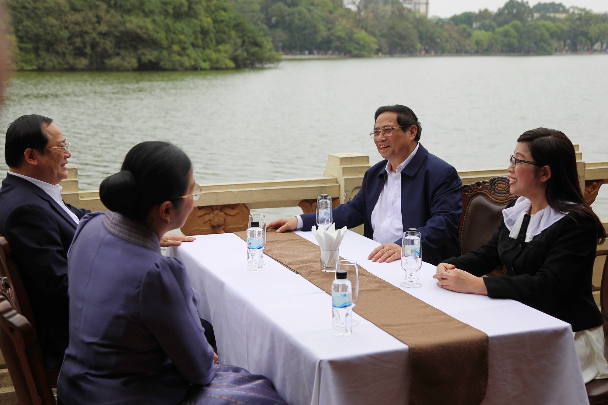 Thủ tướng Phạm Minh Chính và Thủ tướng Lào đi dạo, uống cà phê bên hồ Hoàn Kiếm- Ảnh 8.