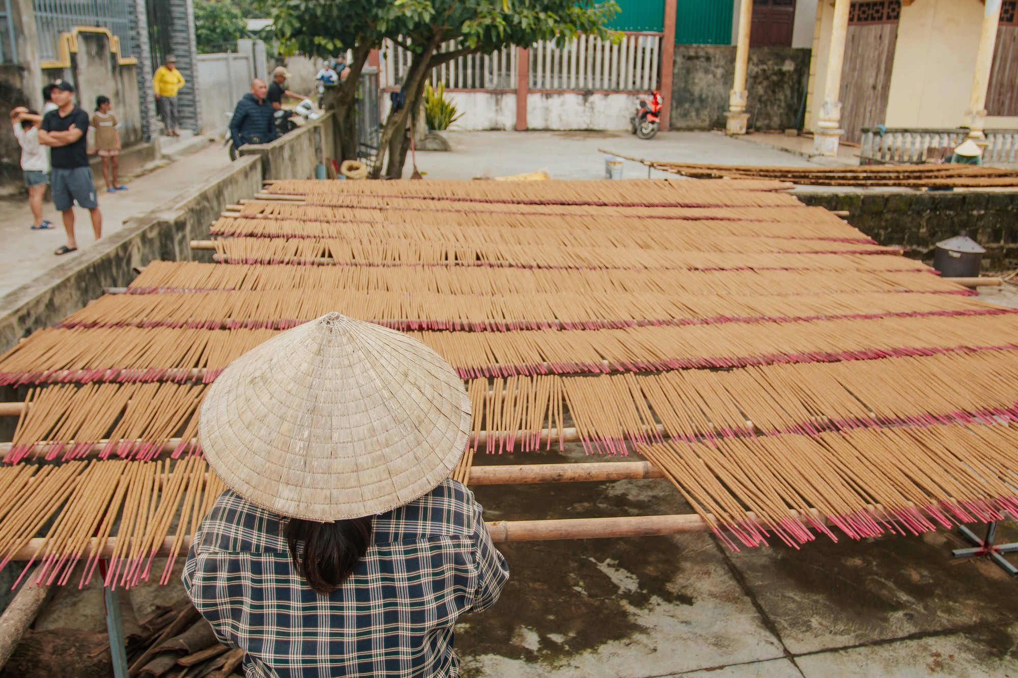 Làng hương cuối năm lại lắc lắc cái hộp, kiếm tiền tiêu tết- Ảnh 8.