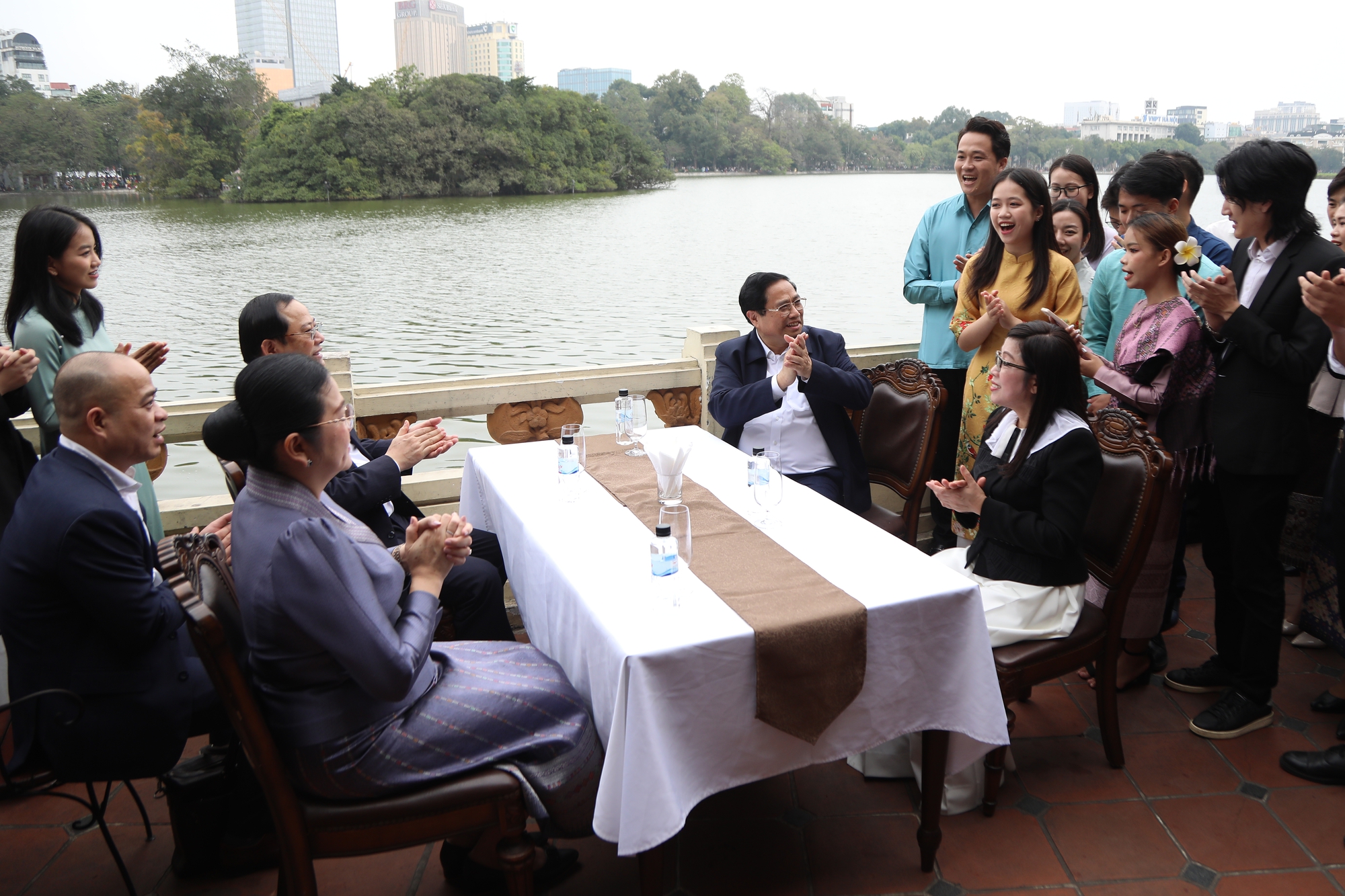 Thủ tướng Phạm Minh Chính và Thủ tướng Lào đi dạo, uống cà phê bên hồ Hoàn Kiếm- Ảnh 9.