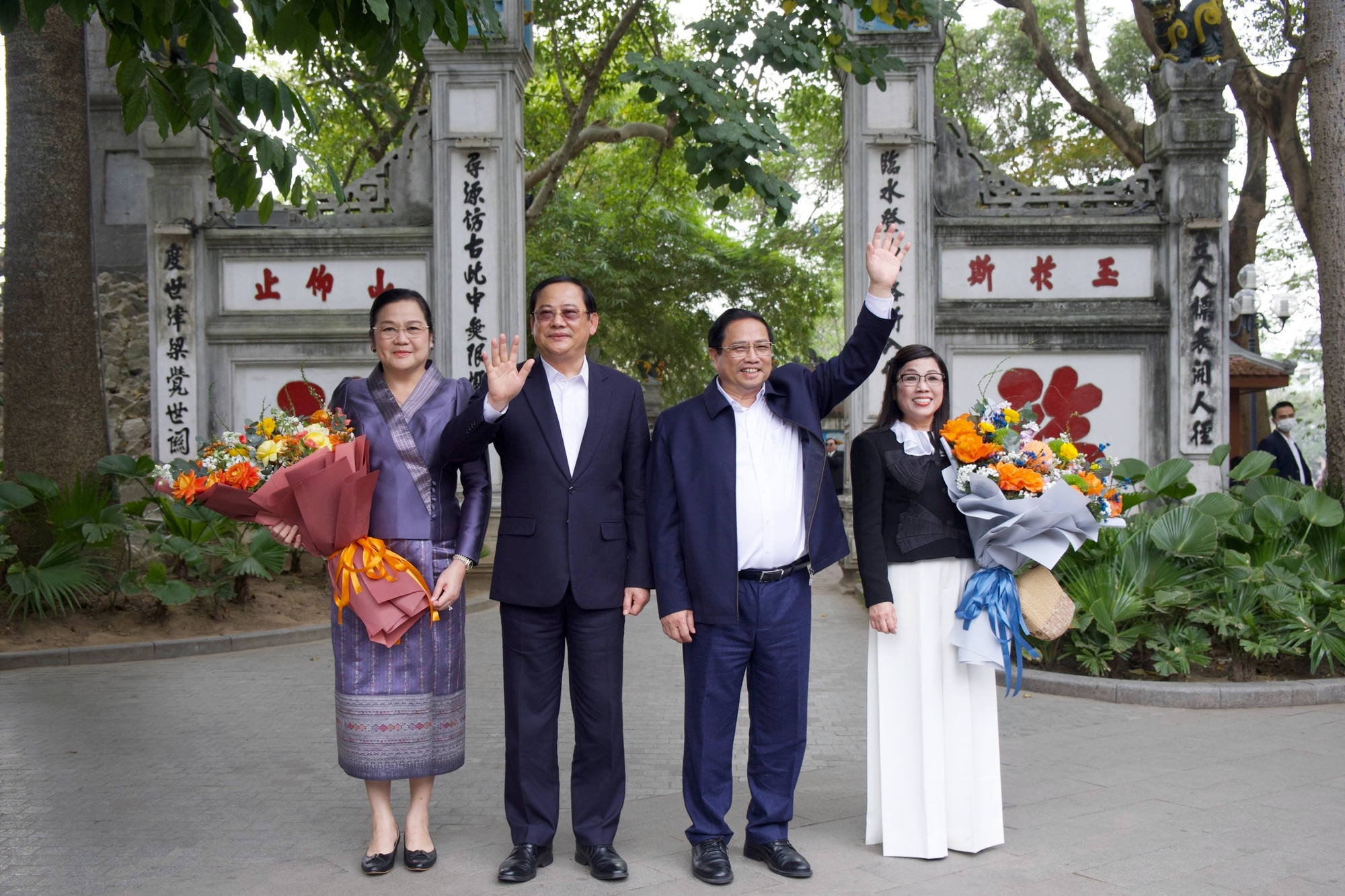 Thủ tướng Phạm Minh Chính và Thủ tướng Lào đi dạo, uống cà phê bên hồ Hoàn Kiếm- Ảnh 2.