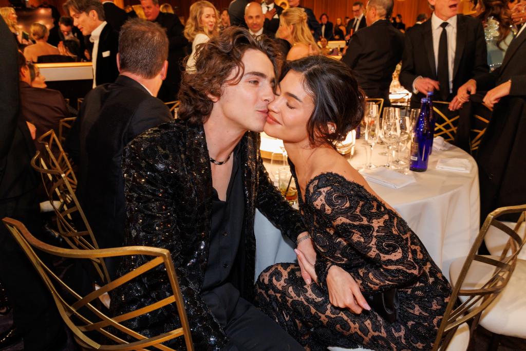 Kylie Jenner - Timothée Chalamet gây sốt với màn 'khóa môi' ở Quả cầu vàng