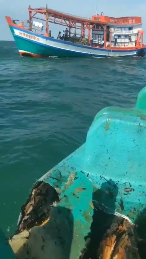 Cà Mau: Xác minh clip tàu cá đâm phương tiện khác trên biển- Ảnh 1.