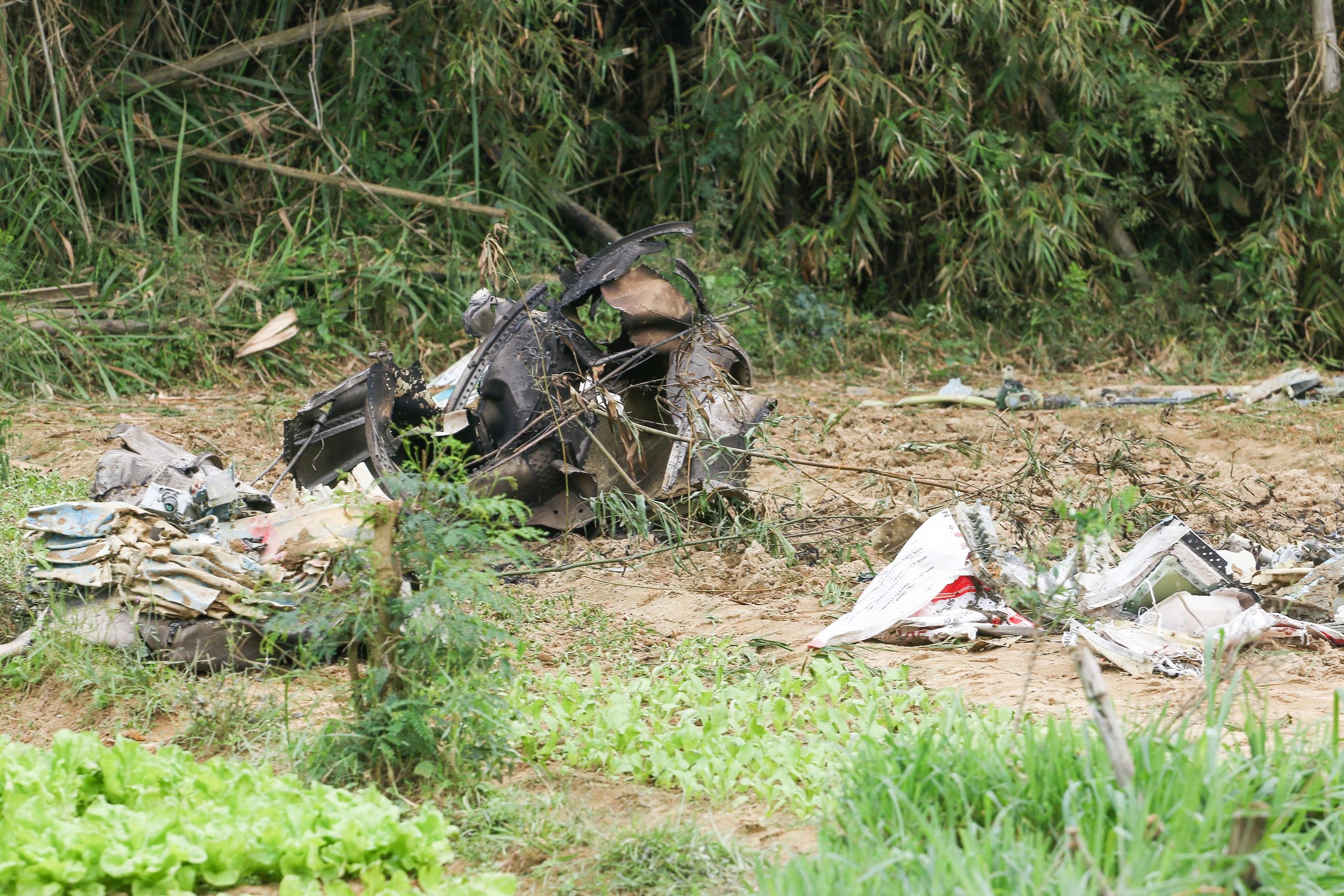Máy bay rơi ở Quảng Nam: Lực lượng chức năng thu thập các mảnh vỡ- Ảnh 2.