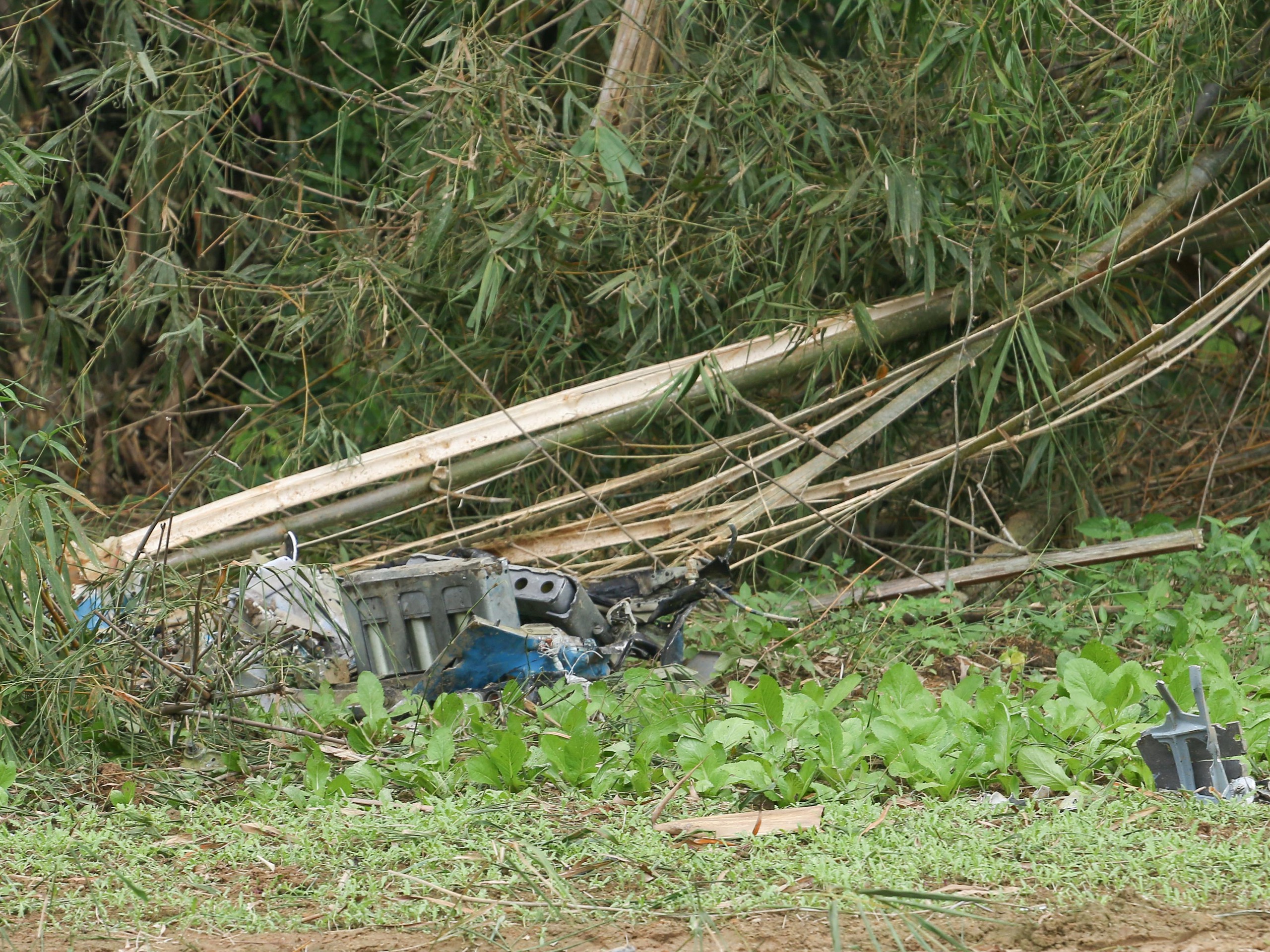 Máy bay rơi ở Quảng Nam: Lực lượng chức năng thu thập các mảnh vỡ- Ảnh 3.