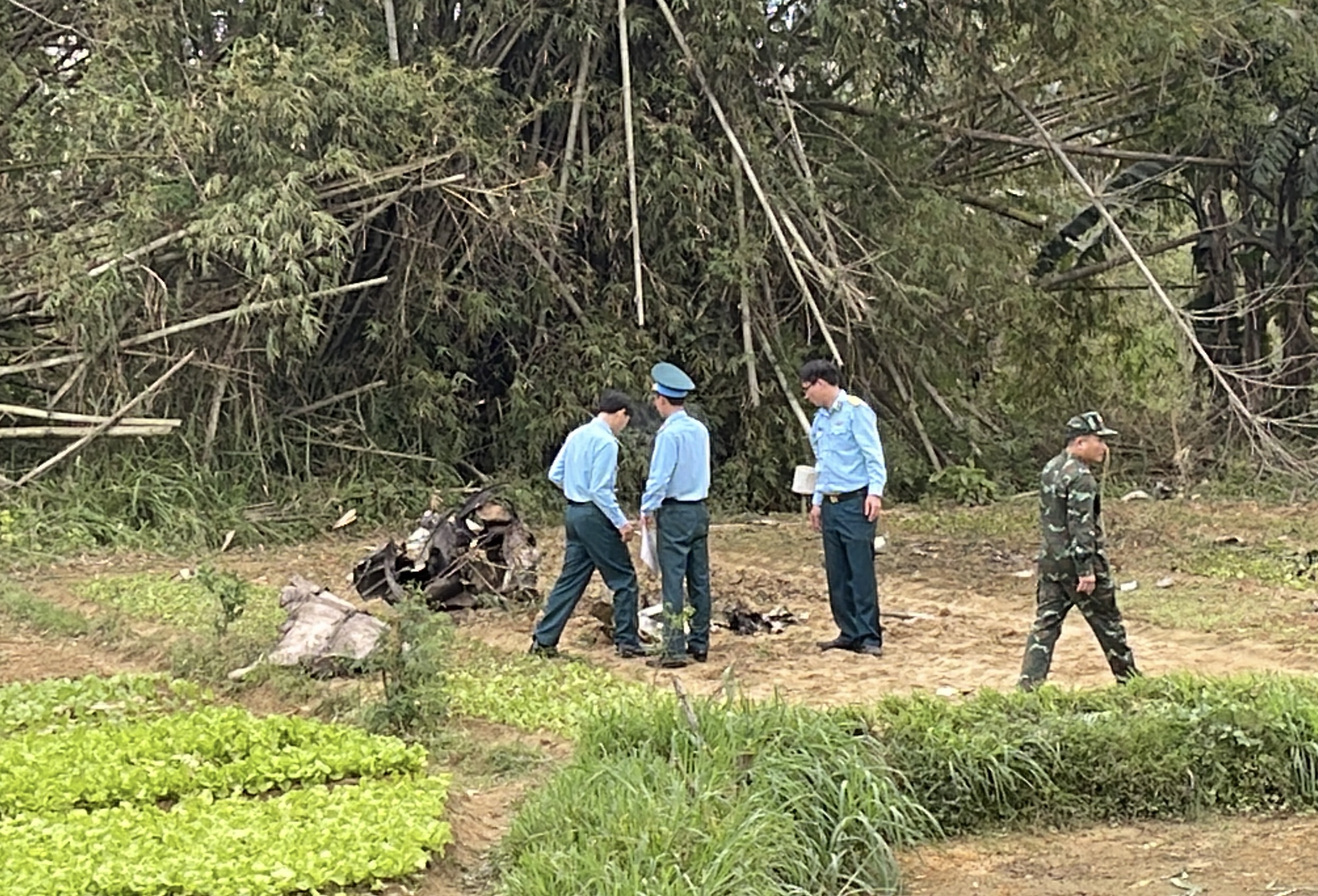 Máy bay rơi ở Quảng Nam: Lực lượng chức năng thu thập các mảnh vỡ- Ảnh 8.