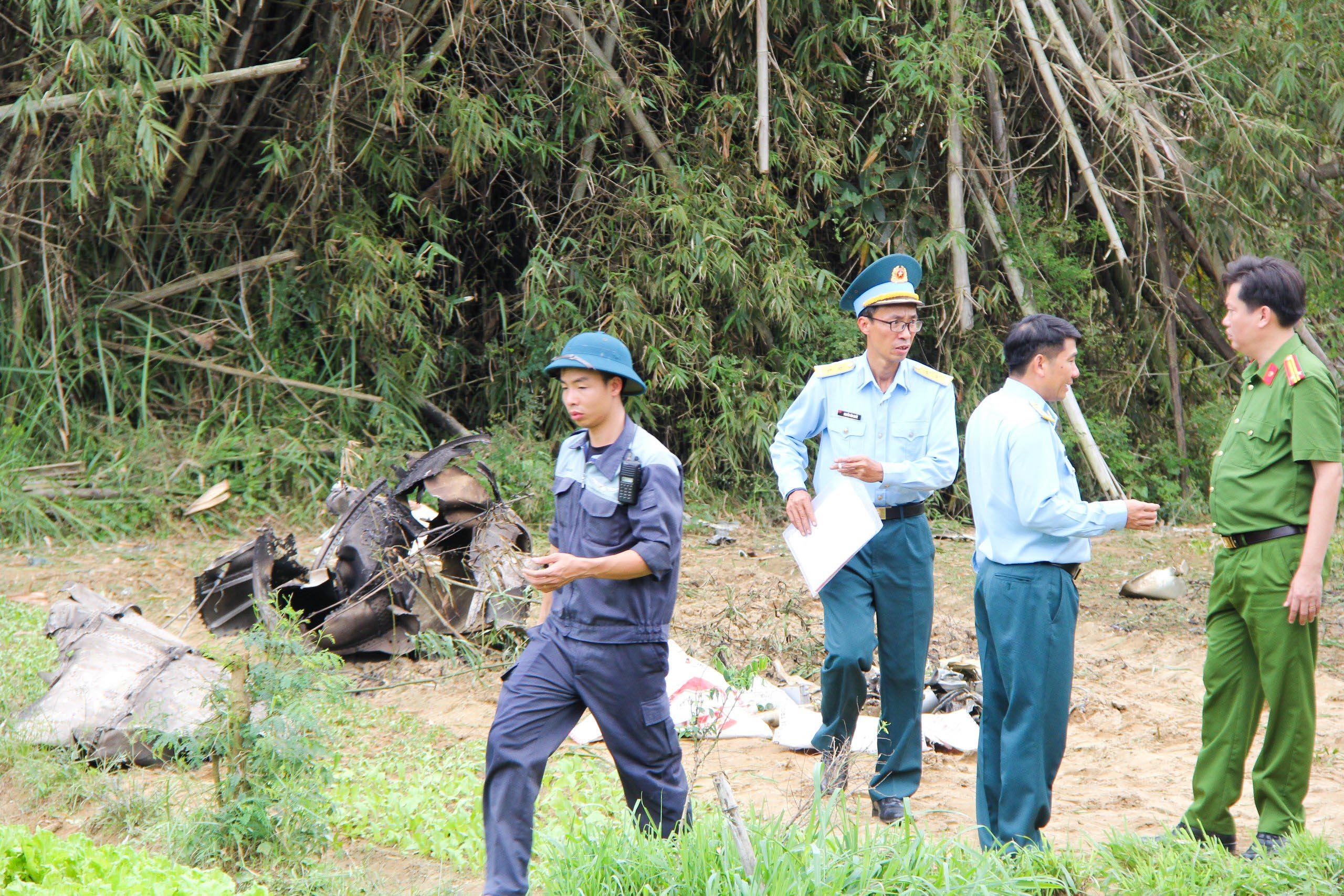 Máy bay rơi ở Quảng Nam: Lực lượng chức năng thu thập các mảnh vỡ- Ảnh 1.