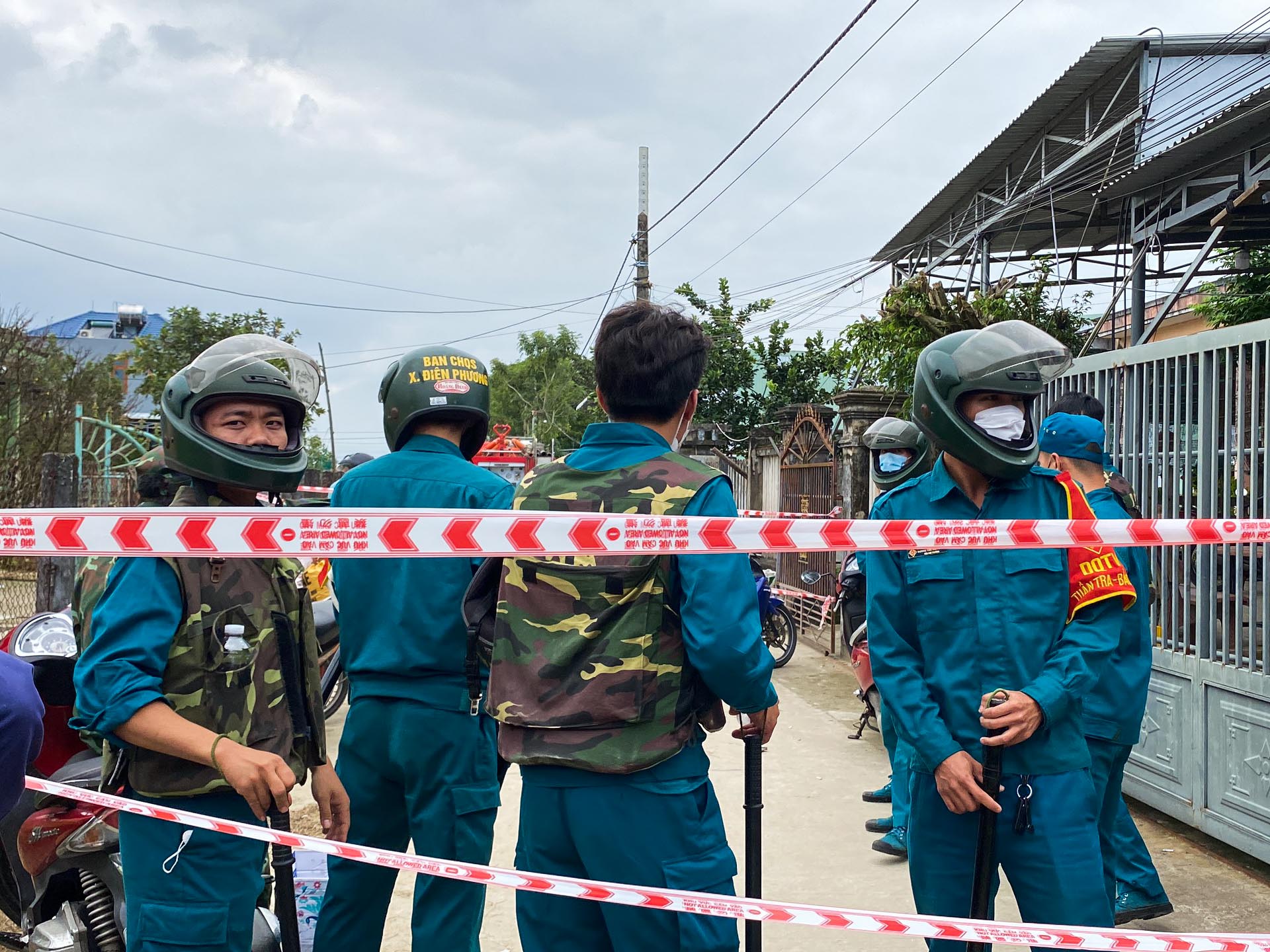 Máy bay rơi ở Quảng Nam: Lực lượng chức năng thu thập các mảnh vỡ- Ảnh 7.