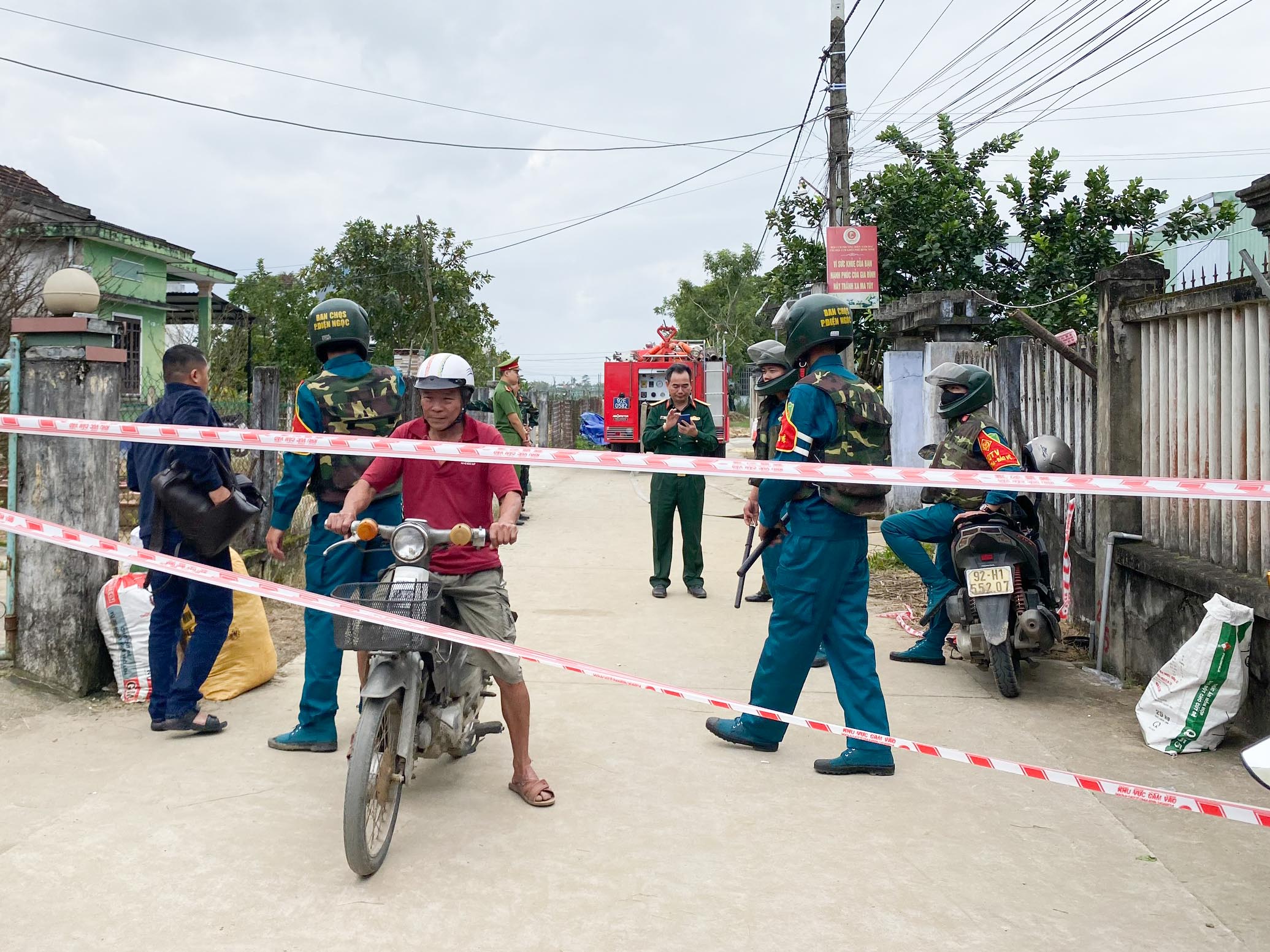 Máy bay rơi ở Quảng Nam: Lực lượng chức năng thu thập các mảnh vỡ- Ảnh 5.