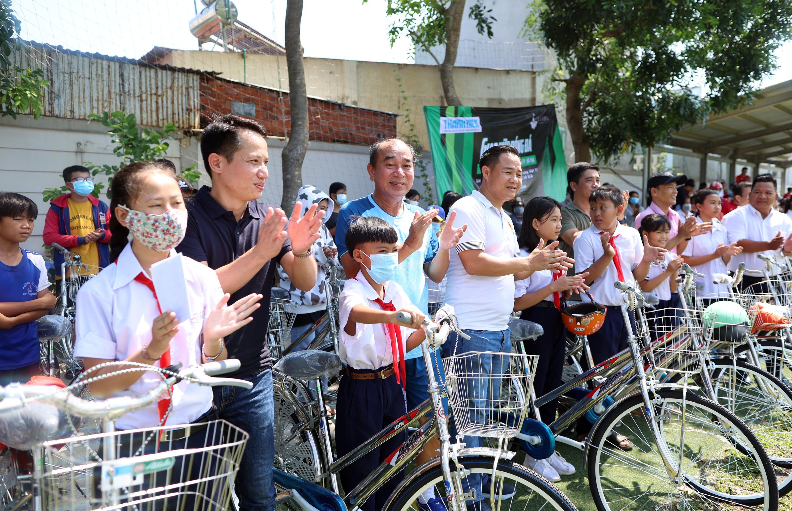 Ông Lâm Văn Hồng trong hoạt động giao hữu bóng đá, trao 40 xe đạp cho học sinh hiếu học ở TP.Bà Rịa