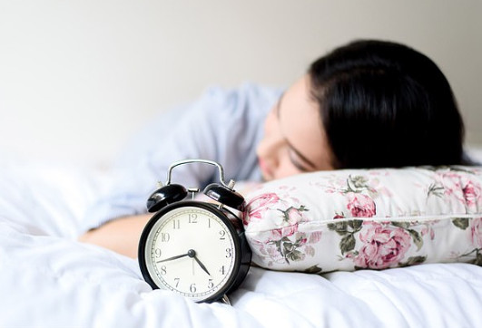 Nghiên cứu mới: Thức dậy đột ngột do chuông báo thức có nguy cơ bị đột quỵ- Ảnh 1.