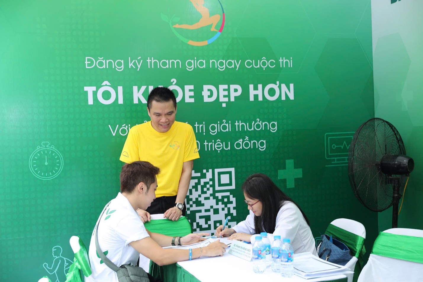 Chuyên gia tư vấn dinh dưỡng cho người tham gia tại sự kiện Chuyên gia tư vấn dinh dưỡng cho người tham gia tại sự kiện