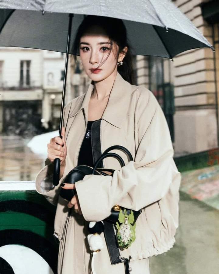 Diện quần tây đón thu như Dương Mịch, Shin Min Ah không lo dìm dáng- Ảnh 1. Diện quần tây đón thu như Dương Mịch, Shin Min Ah không lo dìm dáng- Ảnh 1.