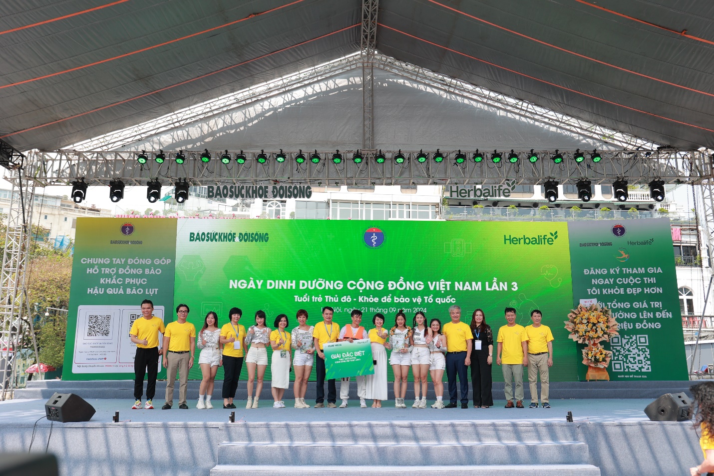 Ban tổ chức trao giải Đặc biệt cho Đội chơi có màn trình diễn xuất sắc Ban tổ chức trao giải Đặc biệt cho Đội chơi có màn trình diễn xuất sắc