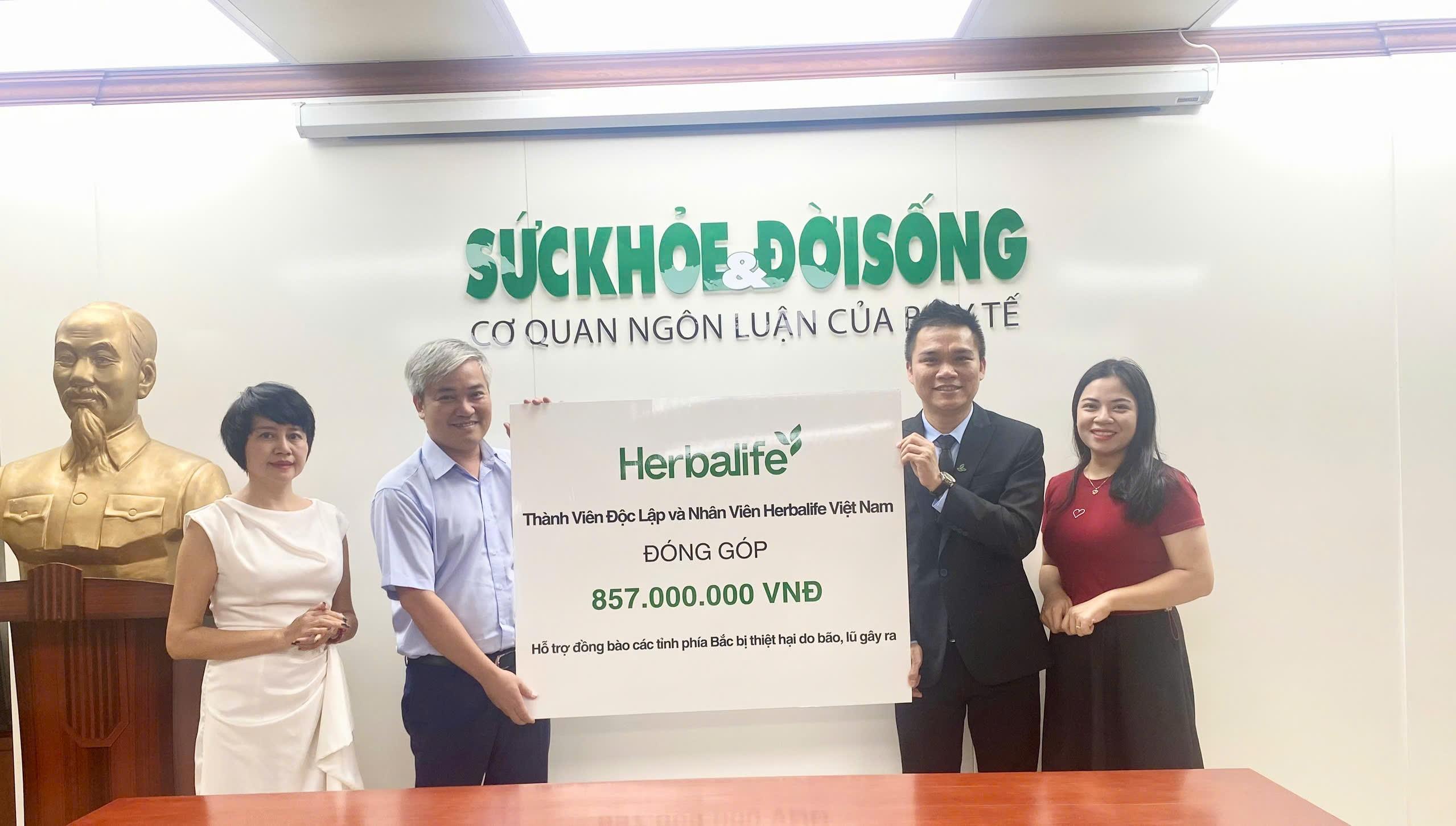 Đại diện Herbalife Việt Nam trao số tiền đóng góp cho Báo Sức Khỏe và Đời Sống hỗ trợ miền Bắc Đại diện Herbalife Việt Nam trao số tiền đóng góp cho Báo Sức Khỏe và Đời Sống hỗ trợ miền Bắc