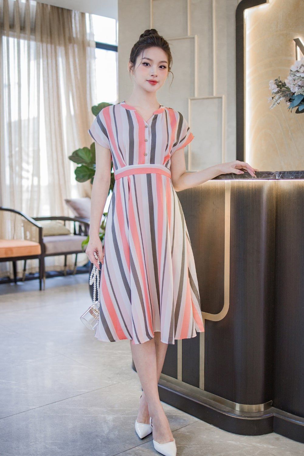 Verander in een lieve muze met een overhemdjurk - Foto 7. Hóa thân thành nàng thơ dịu dàng với váy sơ mi- Ảnh 7.