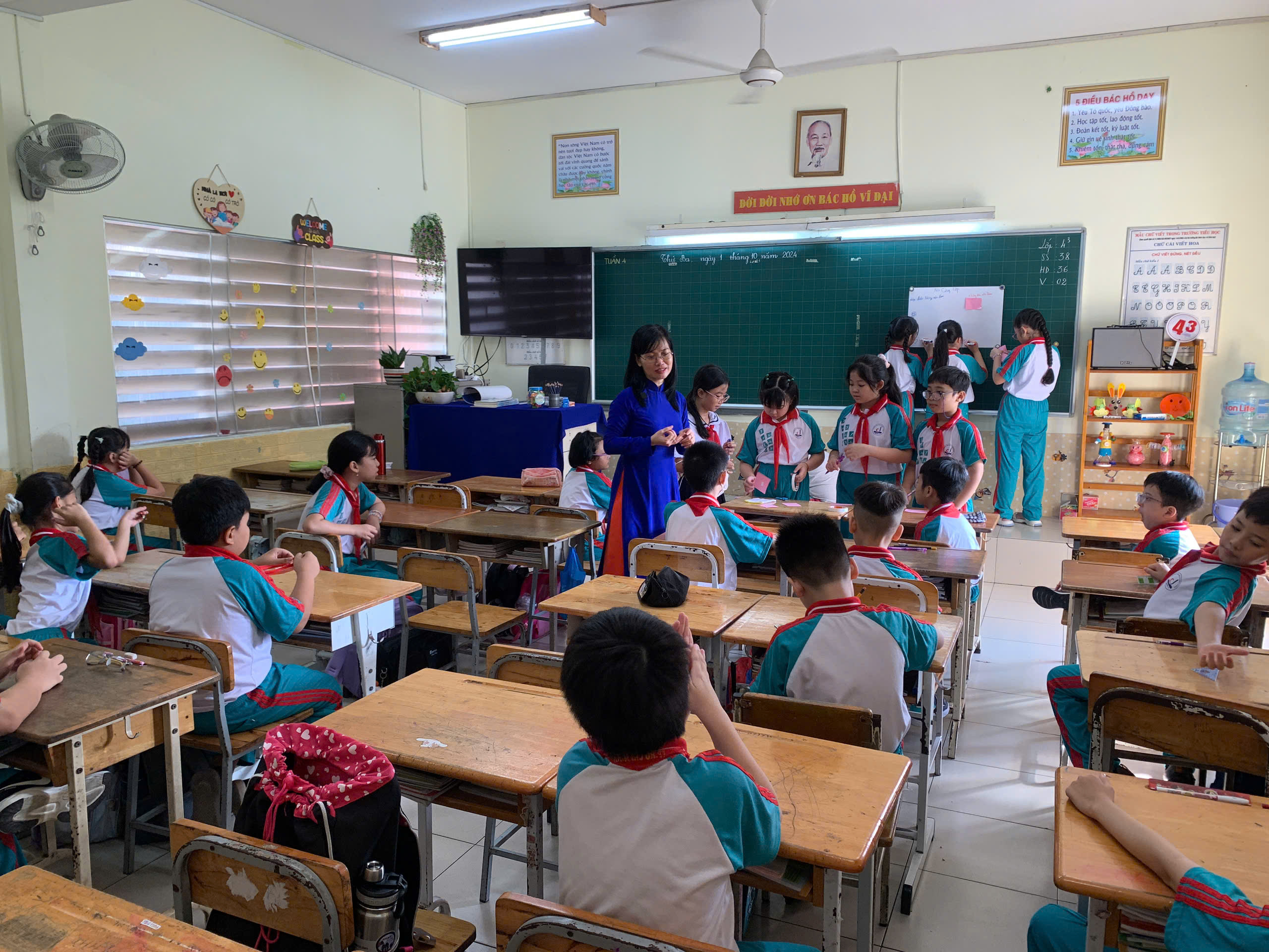 The incident of the teacher 'asking for laptop support': 36/38 students of class 4/3 have come to school - Photo 1. Vụ việc cô giáo 'xin hỗ trợ laptop': 36/38 học sinh lớp 4/3 đã đến trường- Ảnh 1.