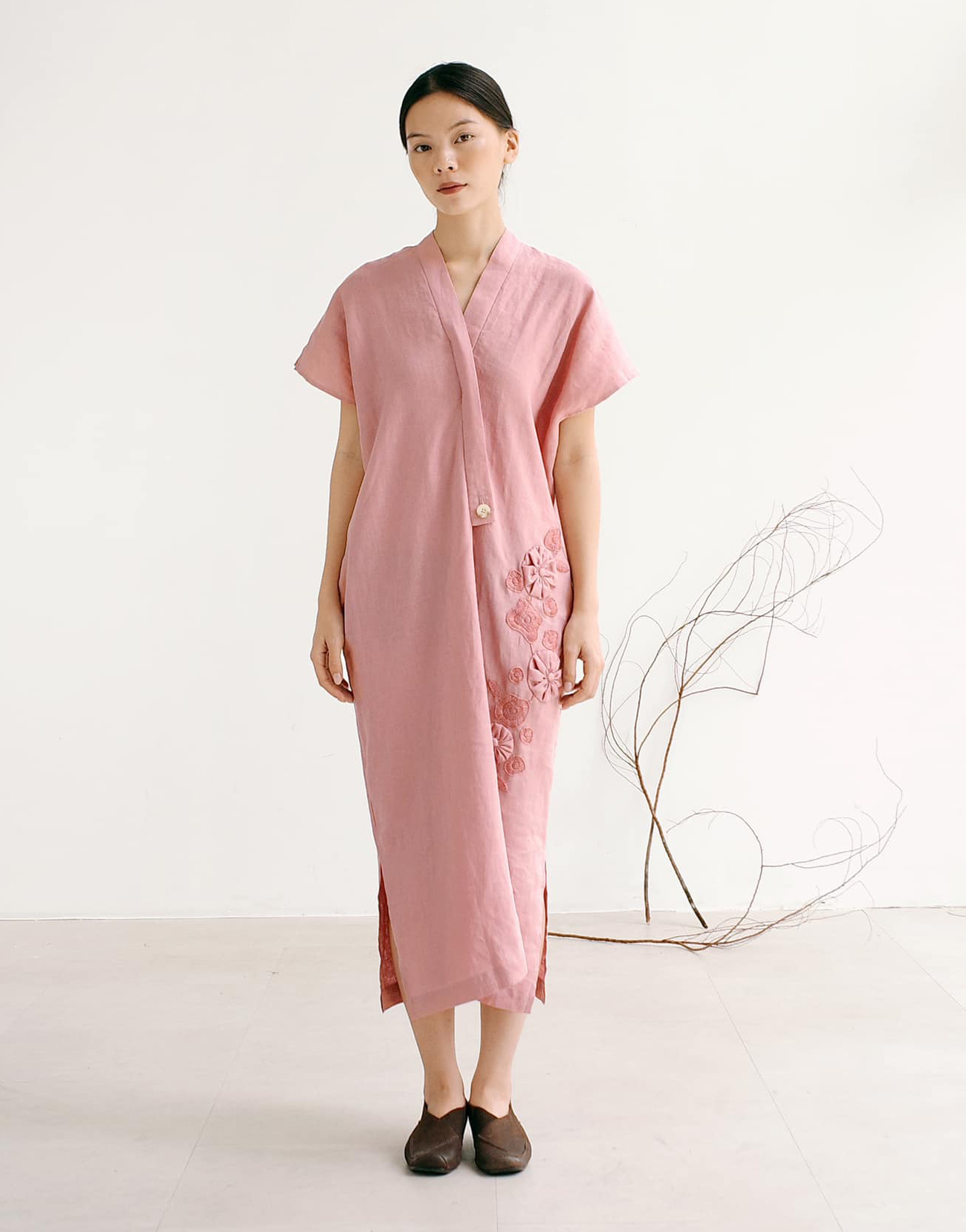 الملابس الكتانية تشكل لمسة مميزة لإطلالة الخريف - صورة 1 Trang phục linen là điểm nhấn riêng cho phong cách mùa thu- Ảnh 1.