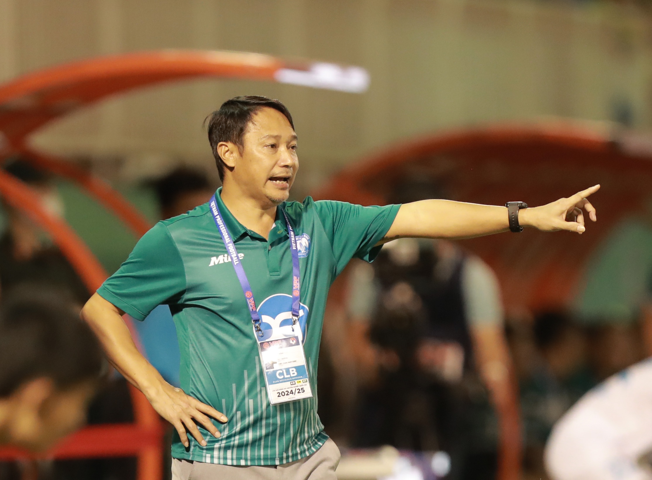 'រោងម៉ាស៊ីន' ដ៏អាក្រក់របស់ V-League ជួយគ្រូបង្វឹកក្នុងស្រុកឱ្យប្រសើរឡើង? - រូបថត ១. 'Cối xay' V-League khắc nghiệt, càng giúp HLV nội lên tay?- Ảnh 1.