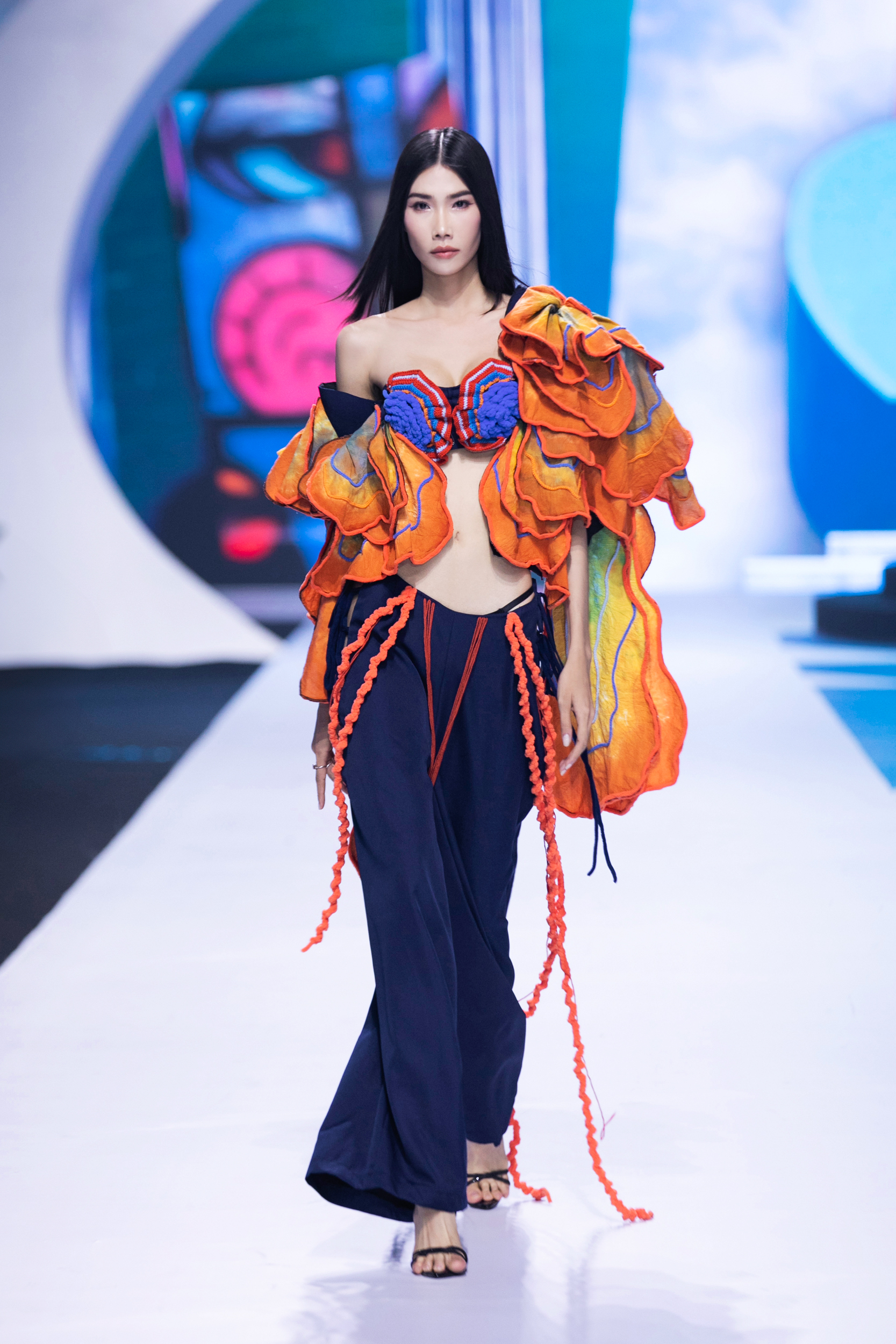 Đạo diễn Long Kan mạo hiểm với sàn diễn thời trang dành cho tài năng trẻ- Ảnh 11. Đạo diễn Long Kan mạo hiểm với sàn diễn thời trang dành cho tài năng trẻ- Ảnh 11.