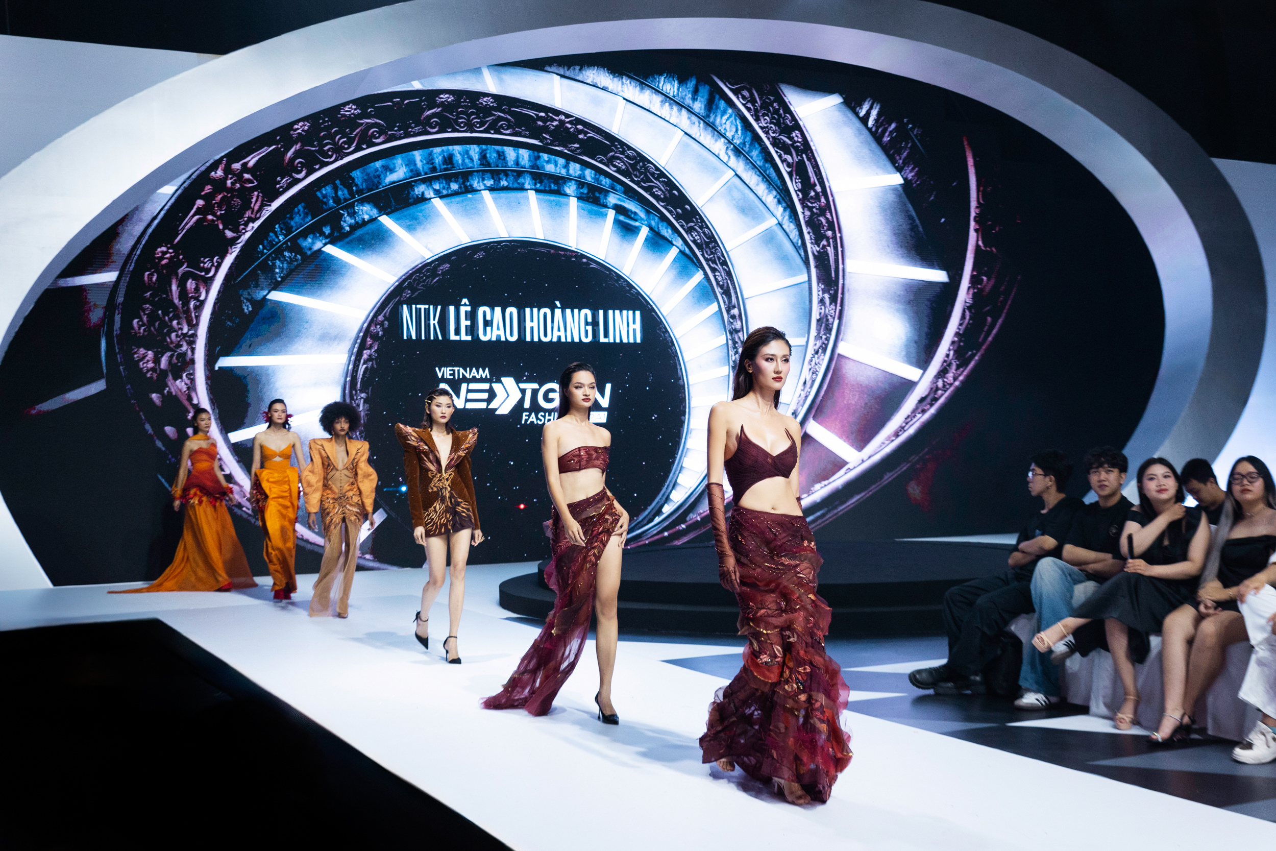 Đạo diễn Long Kan mạo hiểm với sàn diễn thời trang dành cho tài năng trẻ- Ảnh 1. Đạo diễn Long Kan mạo hiểm với sàn diễn thời trang dành cho tài năng trẻ- Ảnh 1.