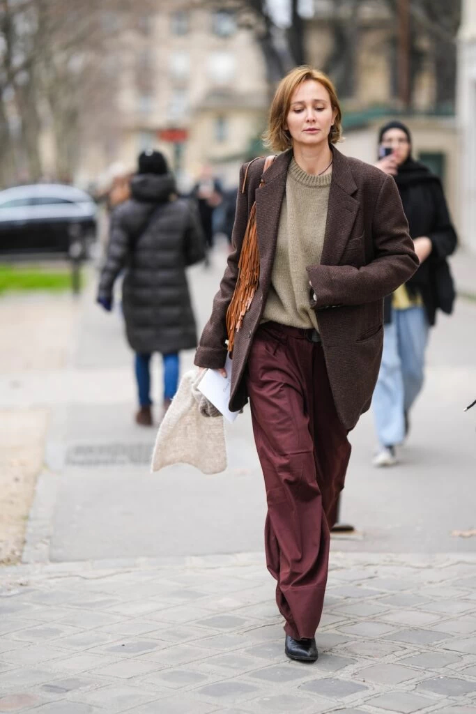 Najpiękniejsze spodnie tej jesieni w nowoczesnych i luksusowych odcieniach brązu - Zdjęcie 8. Những chiếc quần đẹp nhất mùa thu với tông màu nâu hiện đại, sang trọng- Ảnh 8.