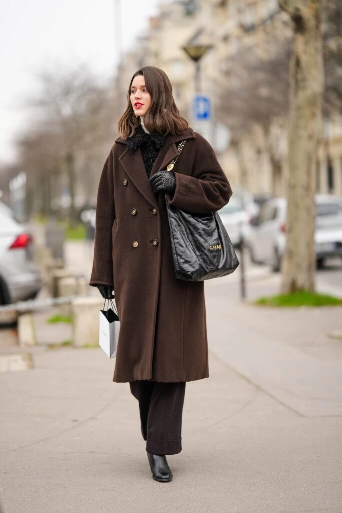 Najpiękniejsze spodnie tej jesieni w nowoczesnych i luksusowych odcieniach brązu - Zdjęcie 5. Những chiếc quần đẹp nhất mùa thu với tông màu nâu hiện đại, sang trọng- Ảnh 5.