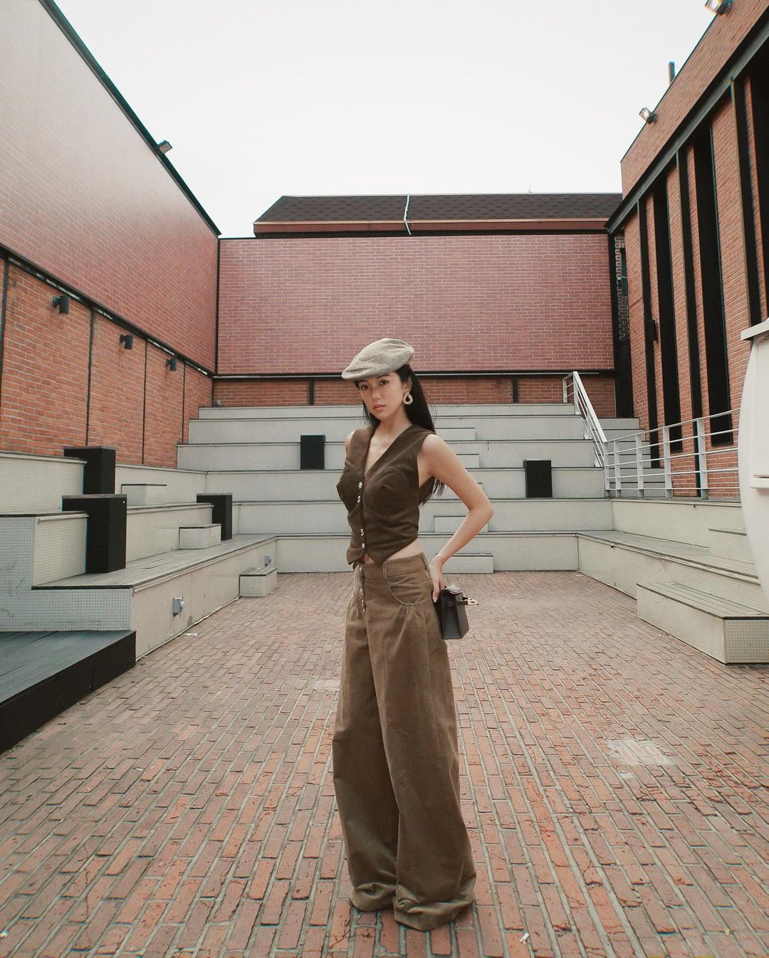 Najpiękniejsze spodnie tej jesieni w nowoczesnych i luksusowych odcieniach brązu - Zdjęcie 3. Những chiếc quần đẹp nhất mùa thu với tông màu nâu hiện đại, sang trọng- Ảnh 3.