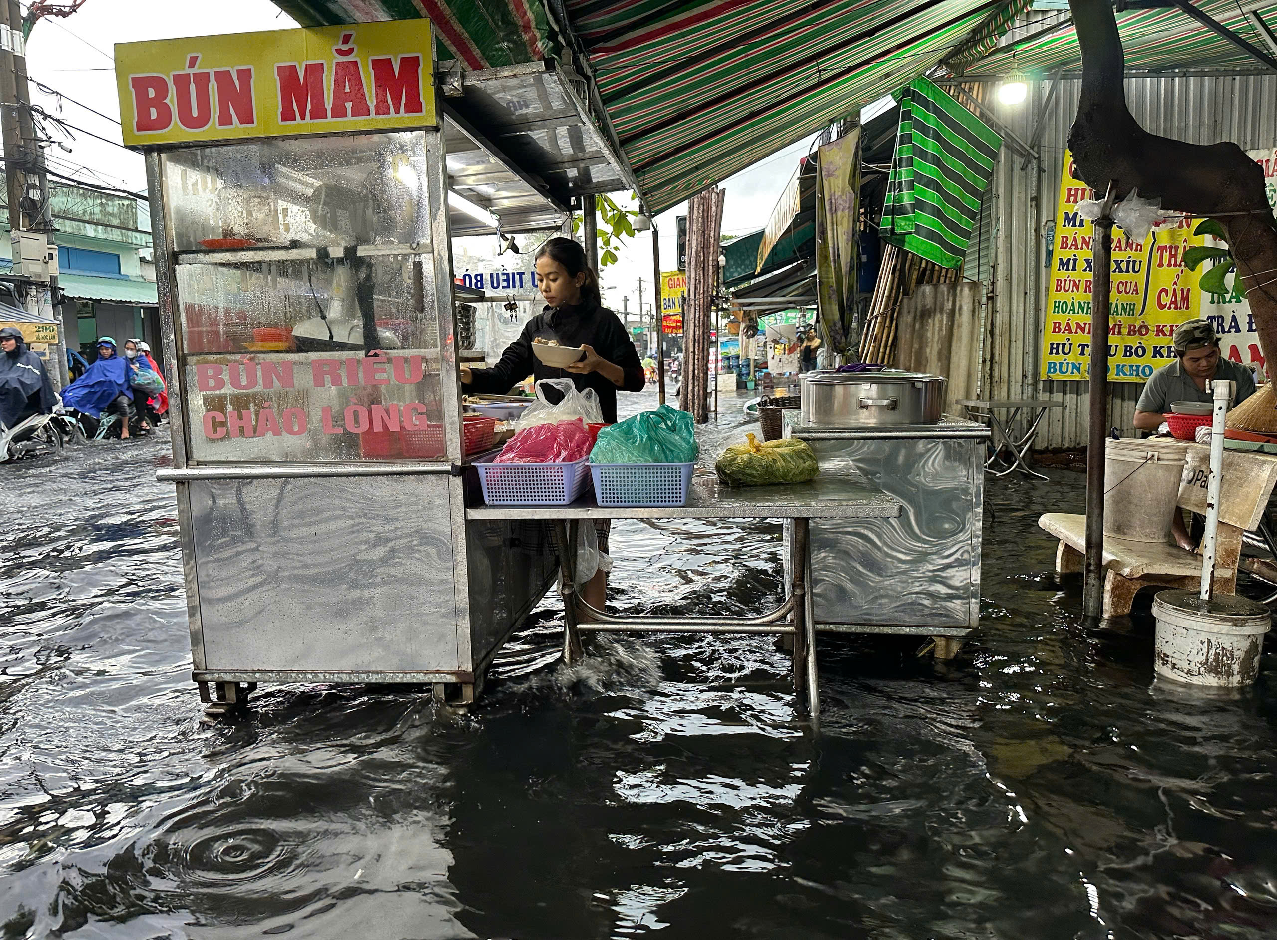 3 ngày liền cứ mưa ở TP.HCM là đường lại ngập trong 'biển nước'- Ảnh 9.