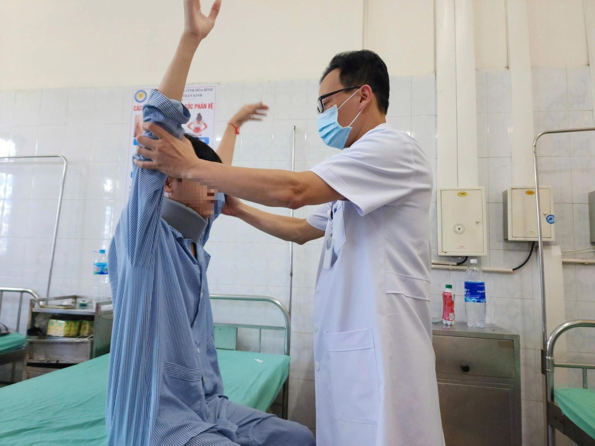Chơi điện thoại nhiều giờ, thiếu niên đột ngột liệt tứ chi- Ảnh 1. Chơi điện thoại nhiều giờ, thiếu niên đột ngột liệt tứ chi- Ảnh 1.