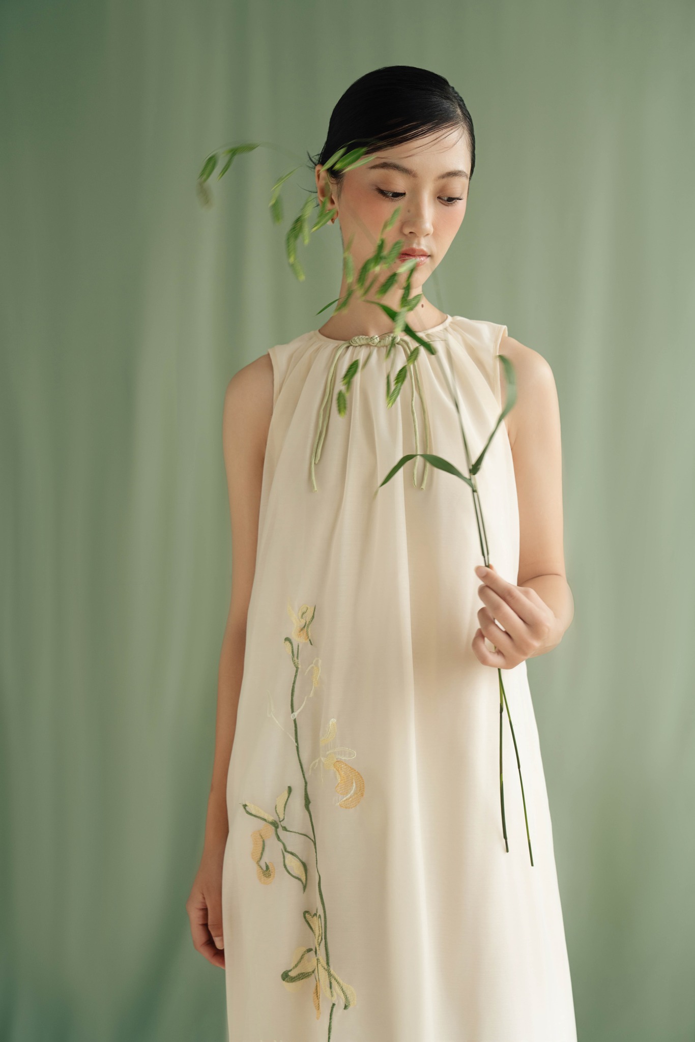 Krásné, volně splývavé šaty, které jí umožňují být sama sebou - Foto 7. Đầm suông xinh đẹp, tự do, cho nàng được là chính mình- Ảnh 7.