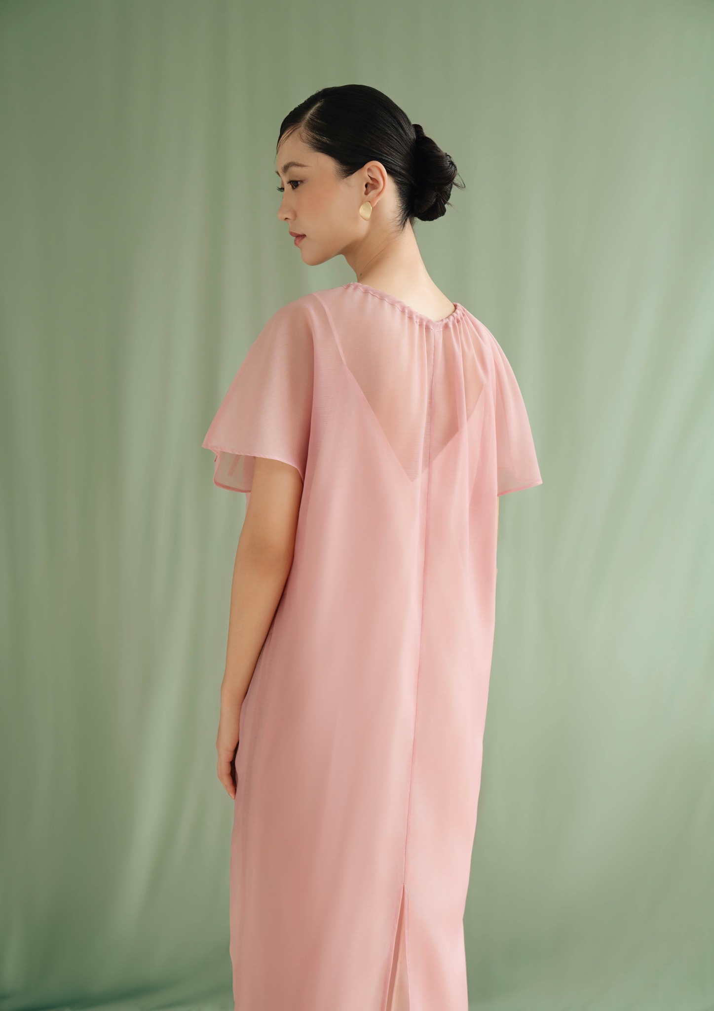 Krásné, volně splývavé šaty, které jí umožňují být sama sebou - Foto 9. Đầm suông xinh đẹp, tự do, cho nàng được là chính mình- Ảnh 9.