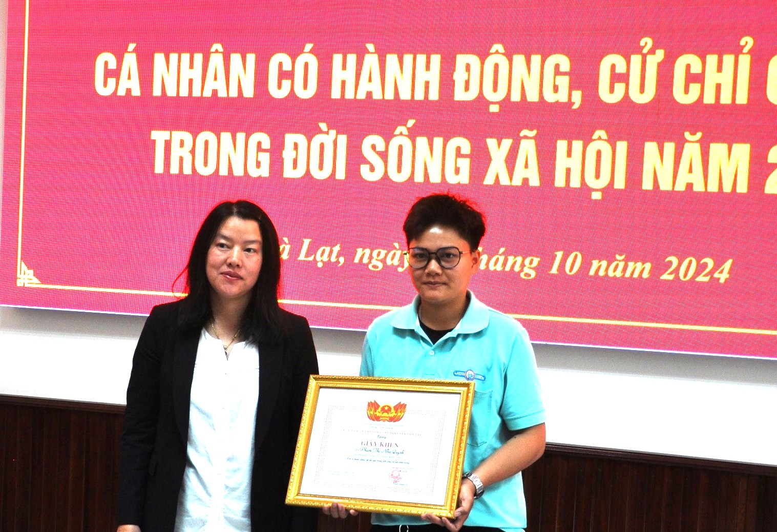 Chủ tịch Đà Lạt khen thưởng nữ tài xế taxi trả lại 10 triệu đồng cho hành khách- Ảnh 1. Chủ tịch Đà Lạt khen thưởng nữ tài xế taxi trả lại 10 triệu đồng cho hành khách- Ảnh 1.