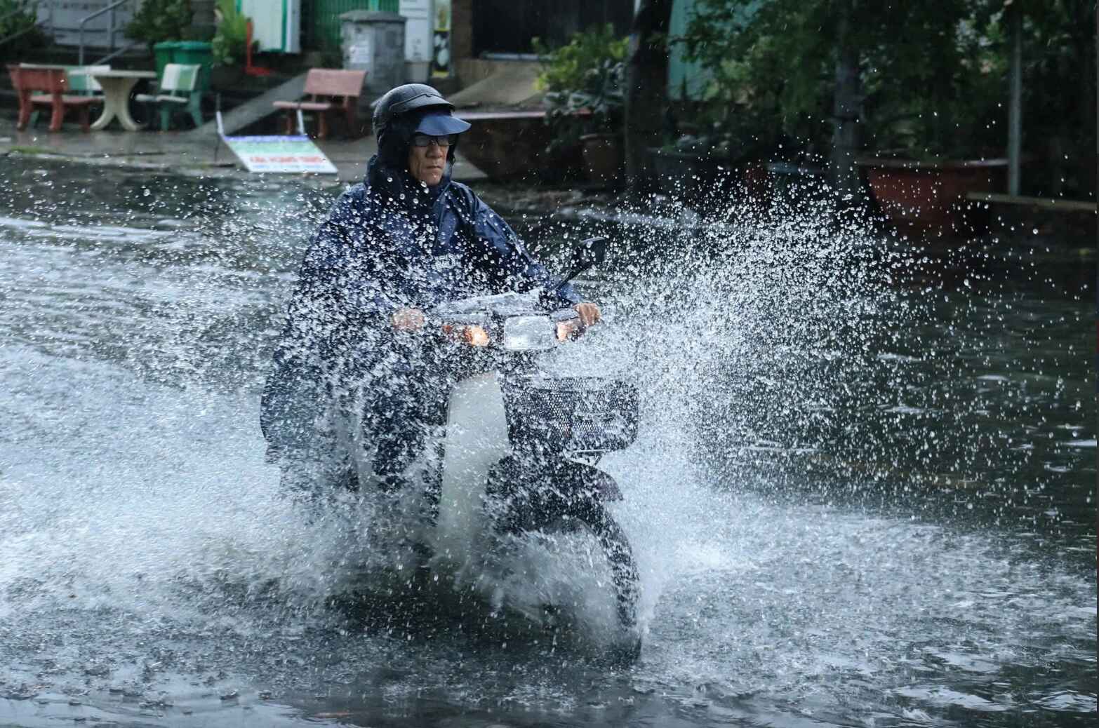 Thành phố Hồ Chí Minh tiếp tục mưa lớn, triều cường cao- Ảnh 1.