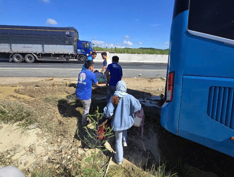 Xe khách va chạm xe tải trên cao tốc Phan Thiết - Dầu Giây, nhiều người bị thương- Ảnh 2. Xe khách va chạm xe tải trên cao tốc Phan Thiết - Dầu Giây, nhiều người bị thương- Ảnh 2.