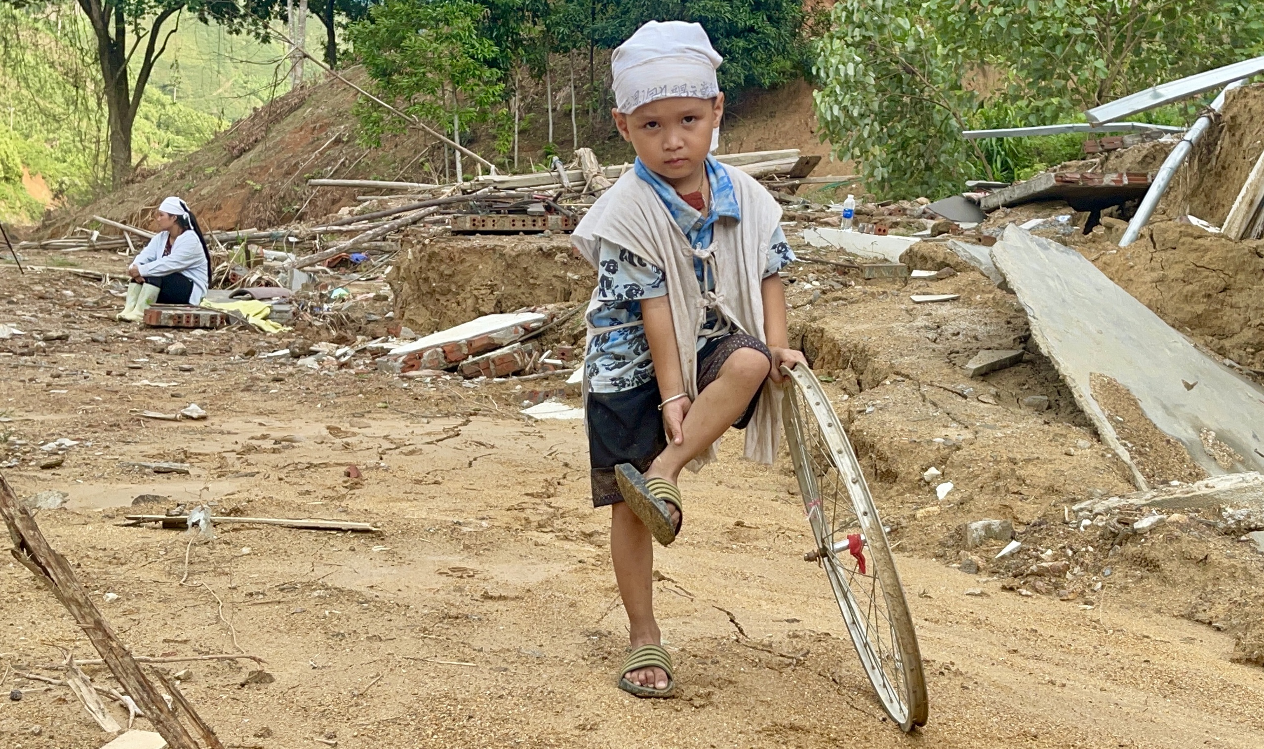 Bố bị lũ cuốn 1 tháng, hai chị em ngày nào cũng hỏi mẹ 'bố đi đâu'- Ảnh 2.